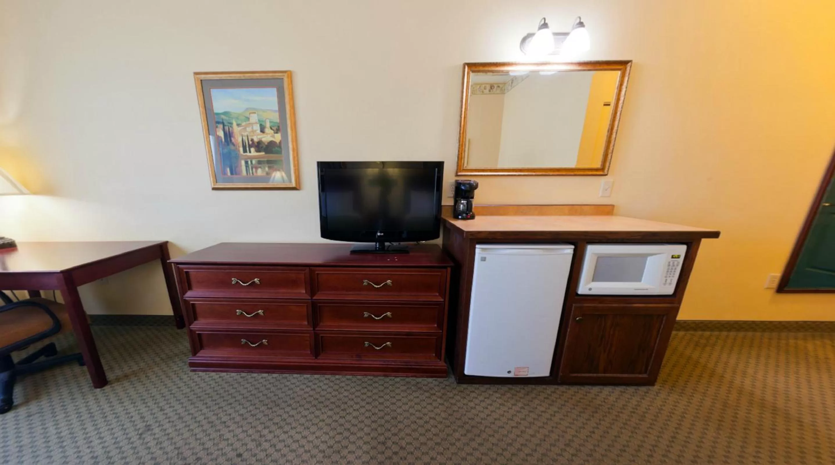 Queen Room with Two Queen Beds - Disability Access/Non-Smoking in Country Inn & Suites by Radisson, St Cloud East, MN