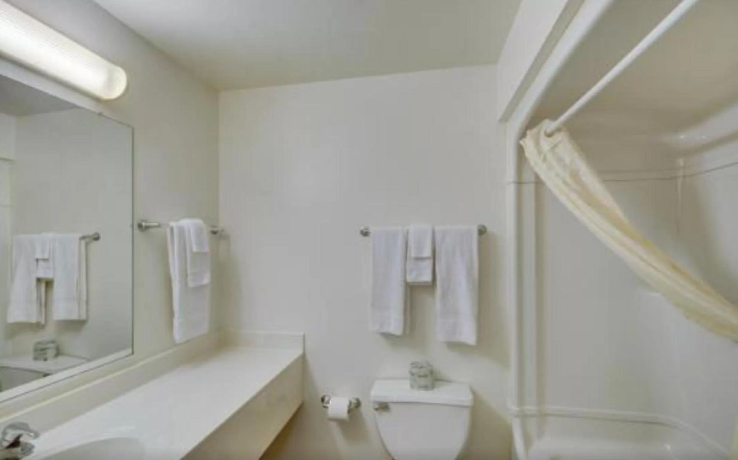 Deluxe Queen Room - Non-Smoking in Studio 6-Port Allen, LA - Baton Rouge I-10