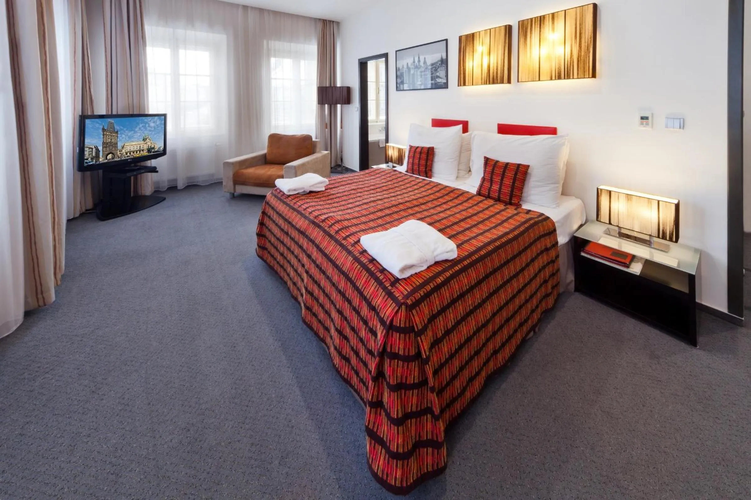 Suite with City View in Prague Inn