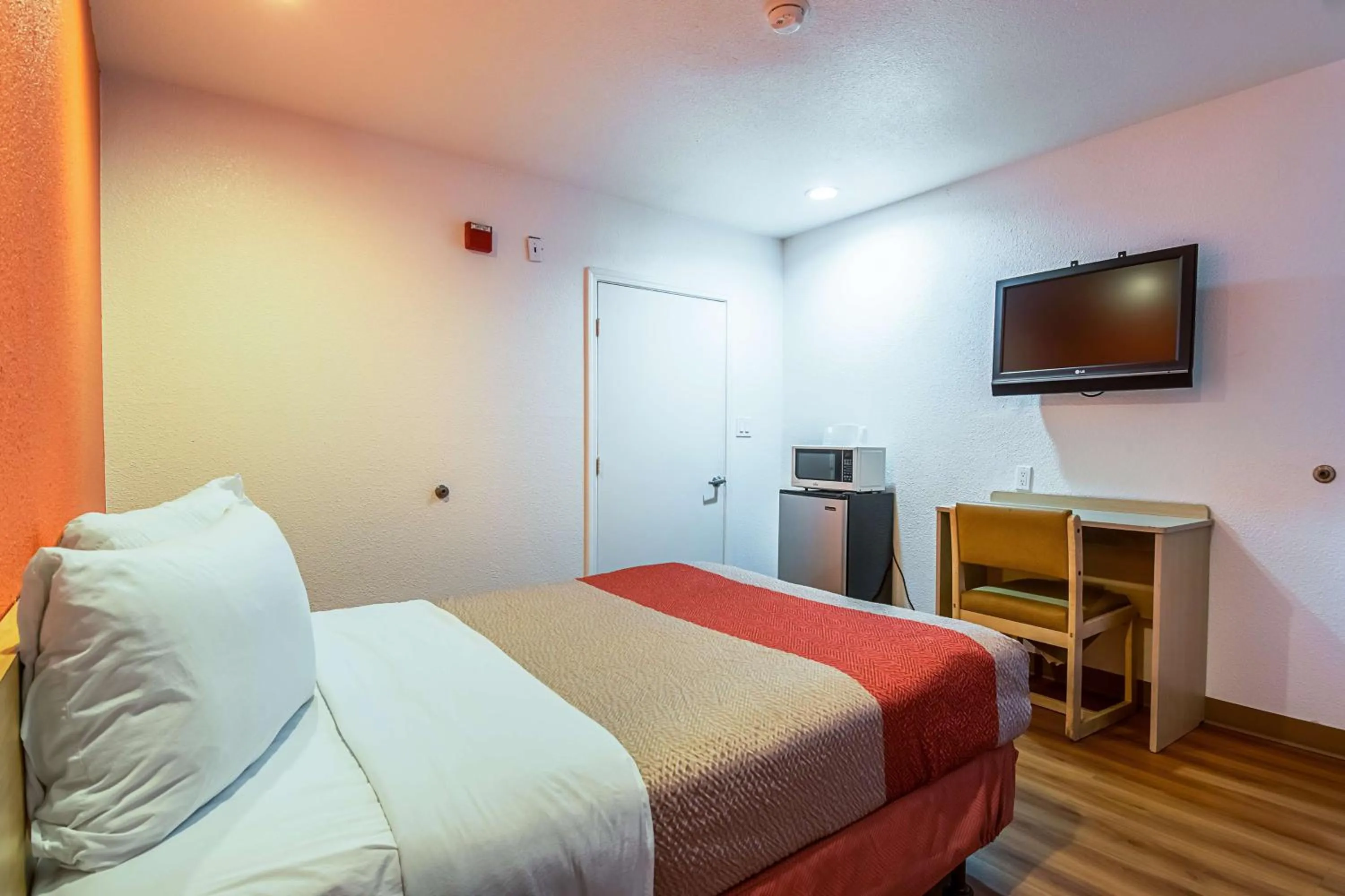 Queen Room - Smoking in Motel 6-Bakersfield, CA - Airport