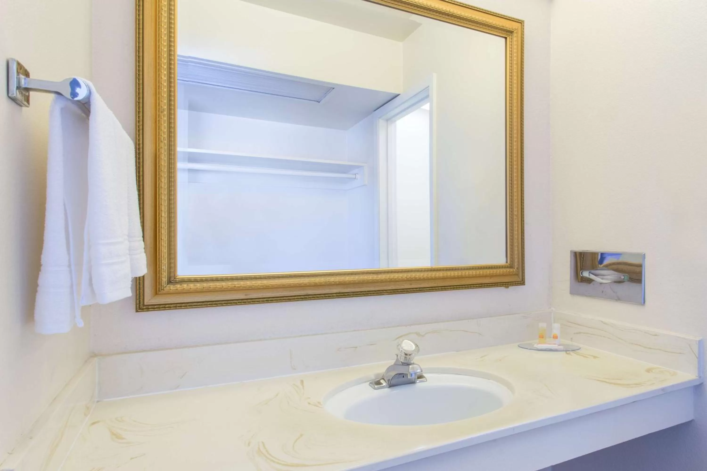 King Room with Courtyard View - Non-Smoking in Days Inn by Wyndham Modesto