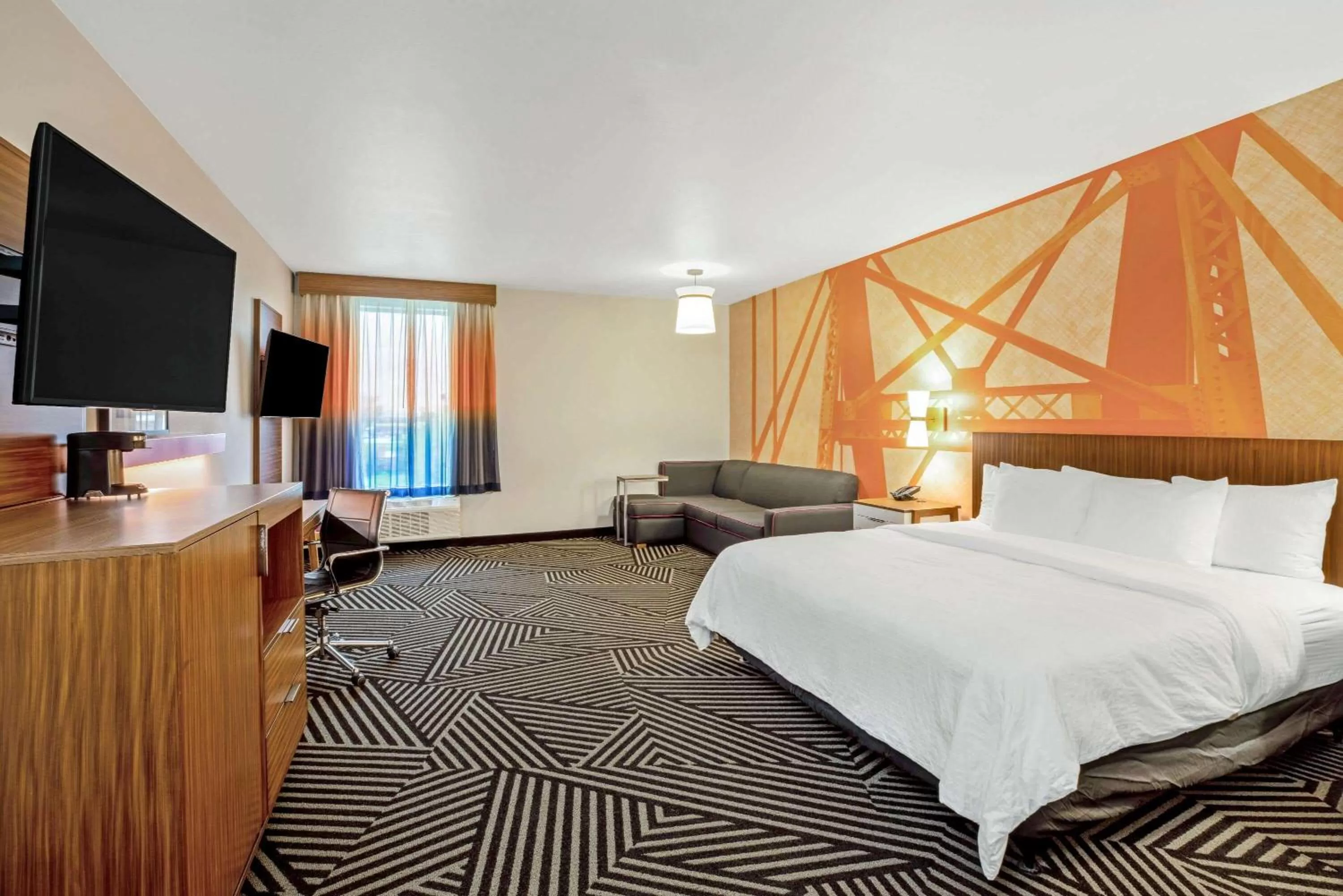 Executive King Room with Bathtub - Mobility/Hearing Accessible - Non-Smoking in La Quinta by Wyndham Waco Baylor Downtown