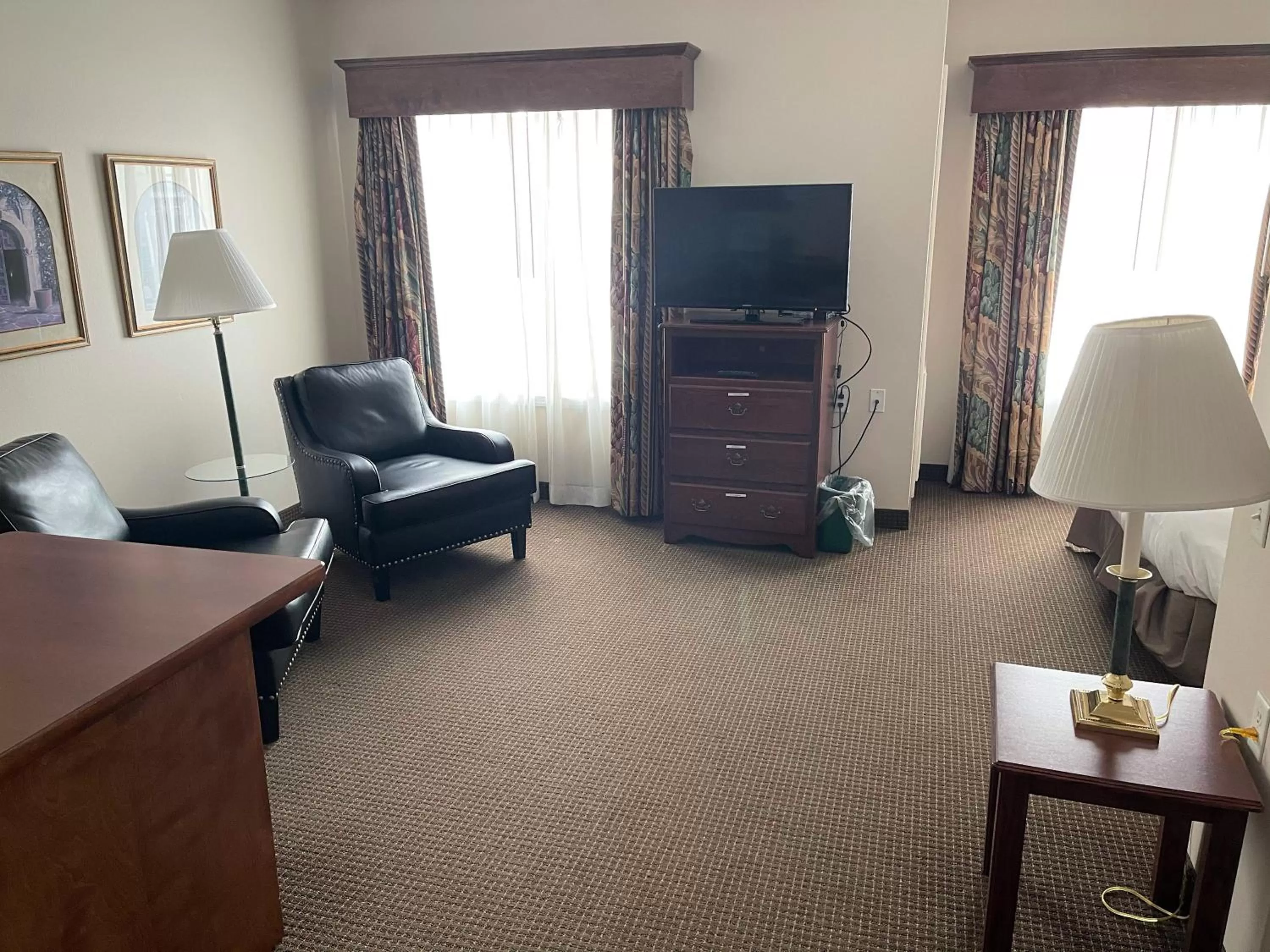 Queen Studio Suite-Disability Access  in River Hills Hotel- Mankato