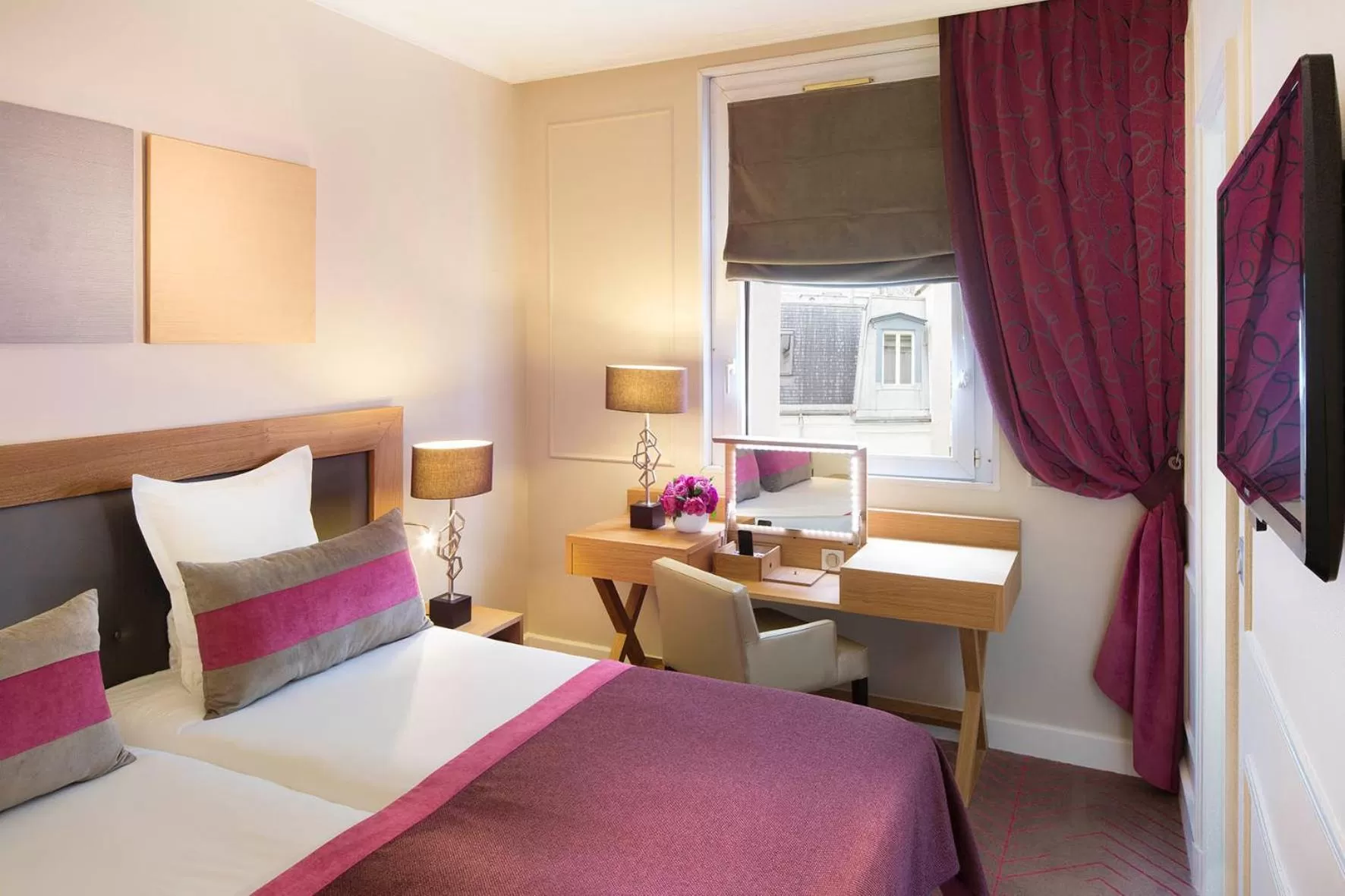 Traditional Double Room in Hôtel Galileo Champs Elysées