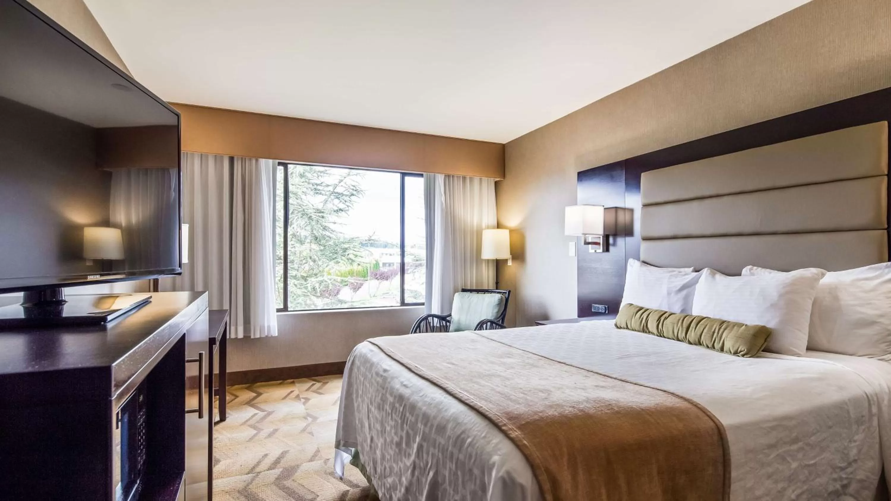 King Room with City View - single occupancy in Best Western Plus Silverdale Beach Hotel