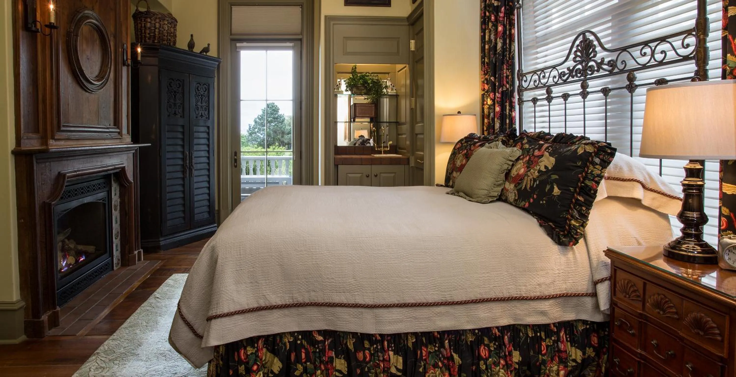 Colonial Queen Room with Terrace and Ocean View in The Chanler at Cliff Walk