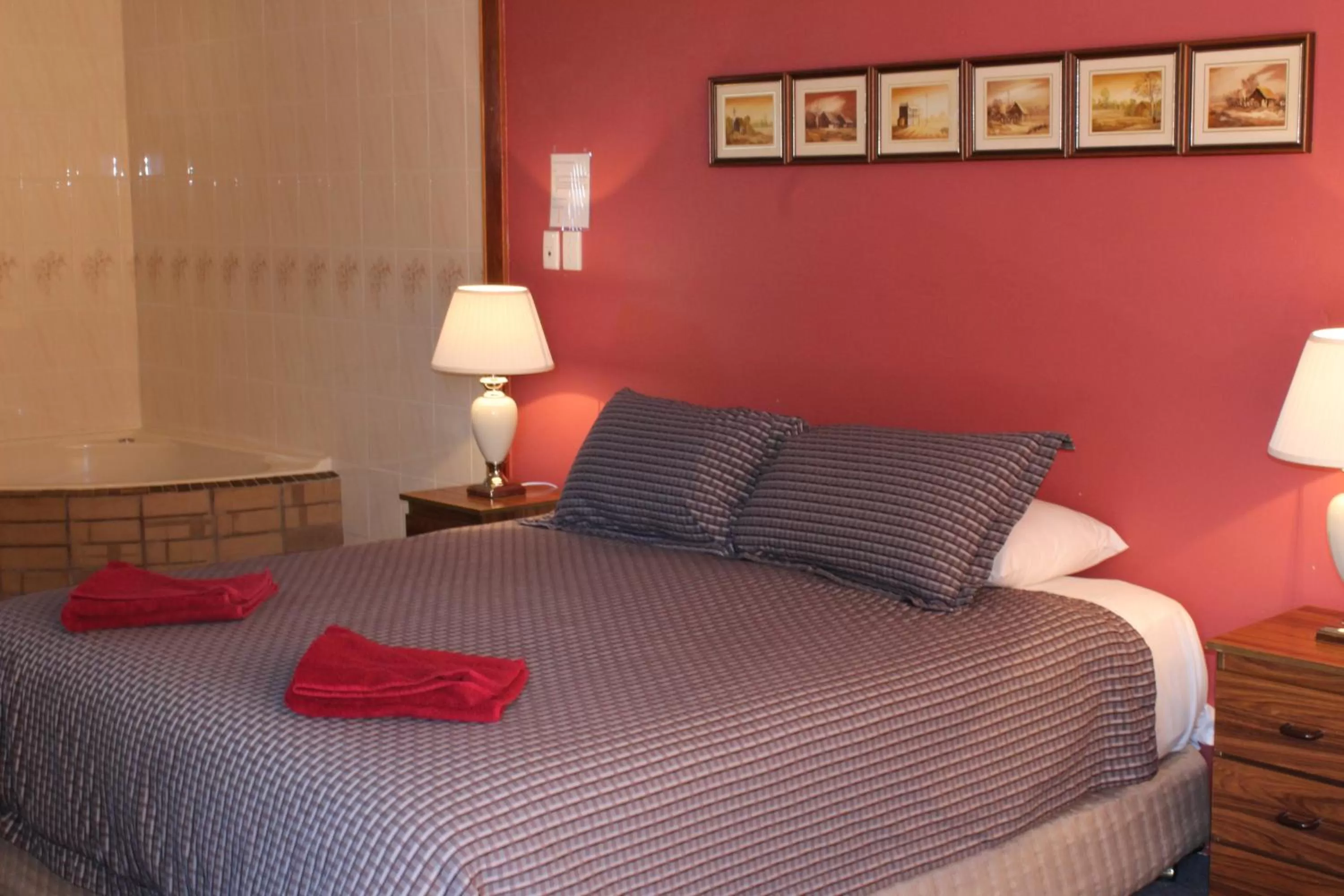 Queen Room with Spa Bath in Motel Mount Gambier