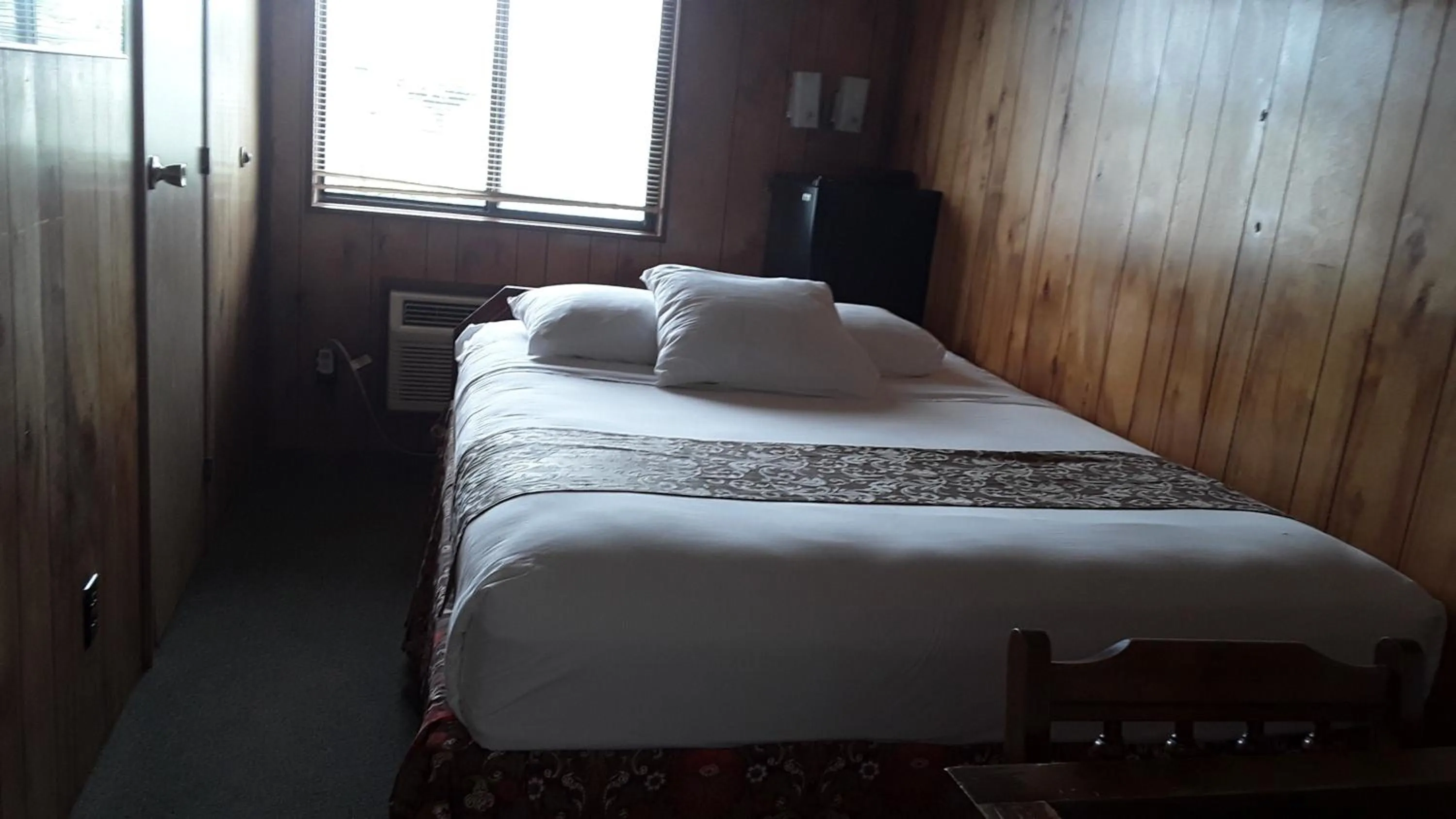 Queen Room in The Orca Inn