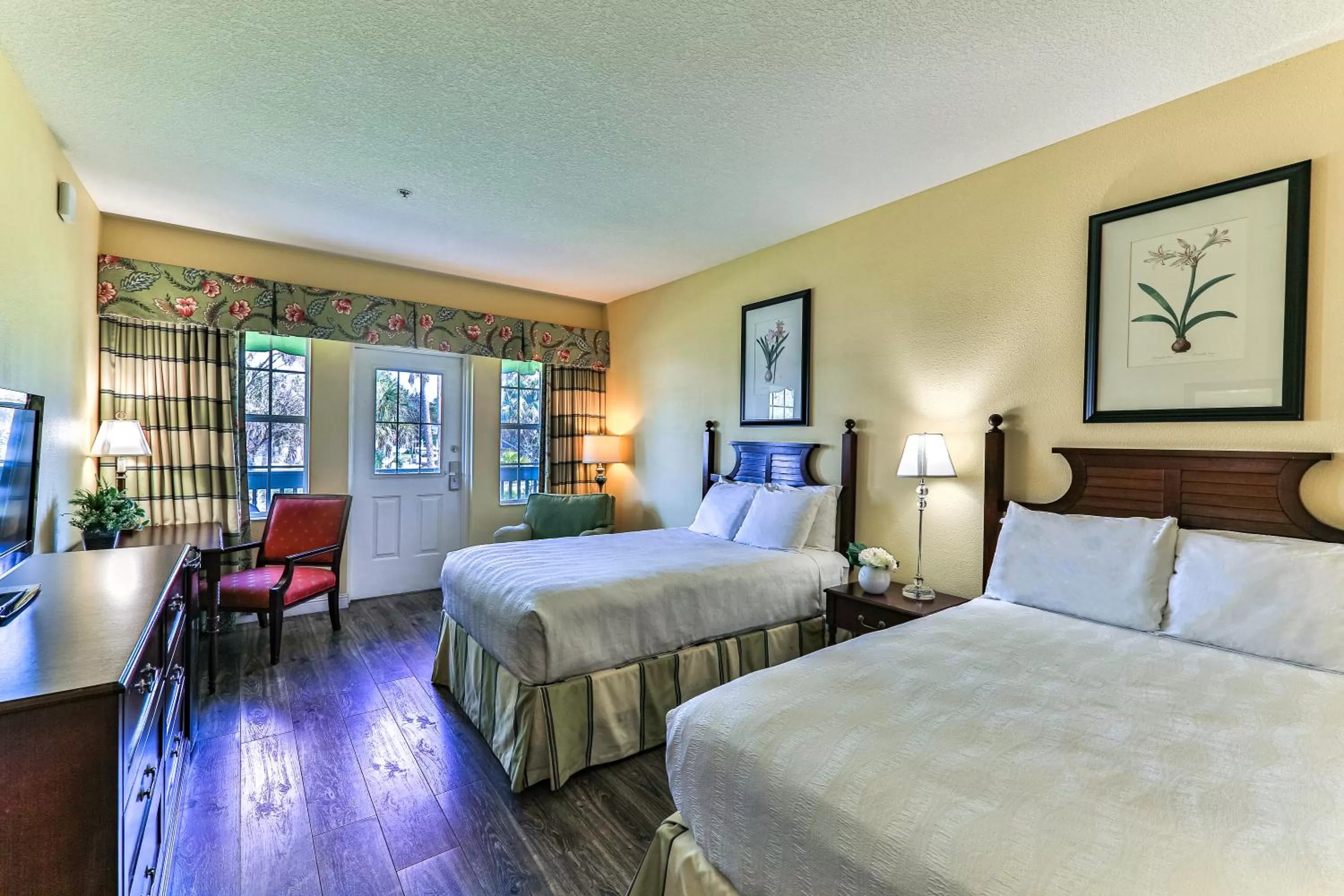 Queen Room with Two Queen Beds and Parking View - Non-Smoking in Plantation Resort on Crystal River, Ascend Hotel Collection