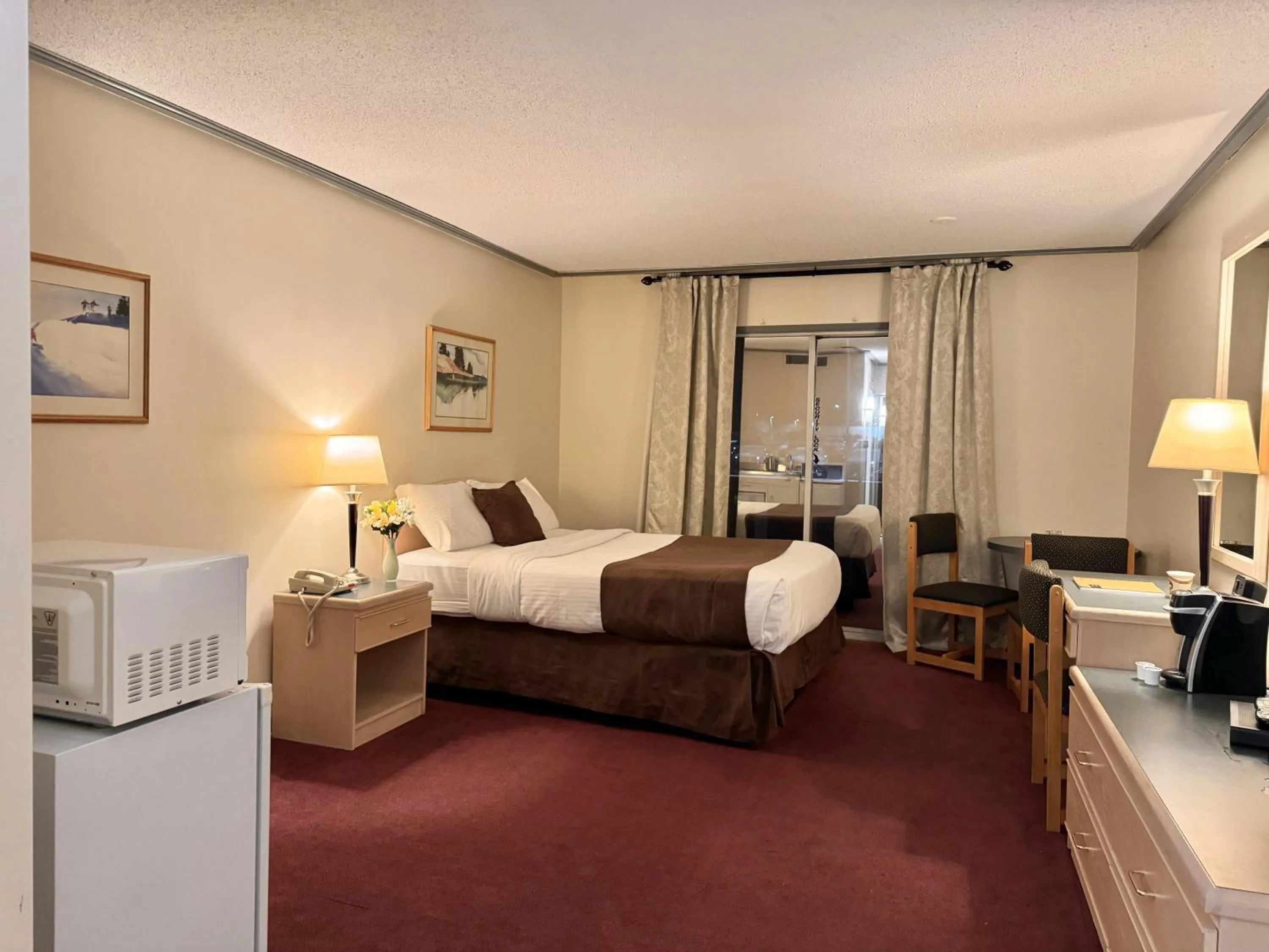 Superior Queen Room in Divya Sutra Plaza and Conference Centre, Vernon, BC