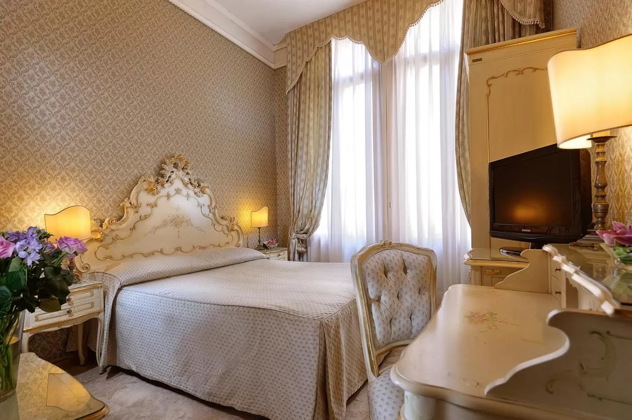 Deluxe Double or Twin Room With Extra Bed in Hotel Canaletto