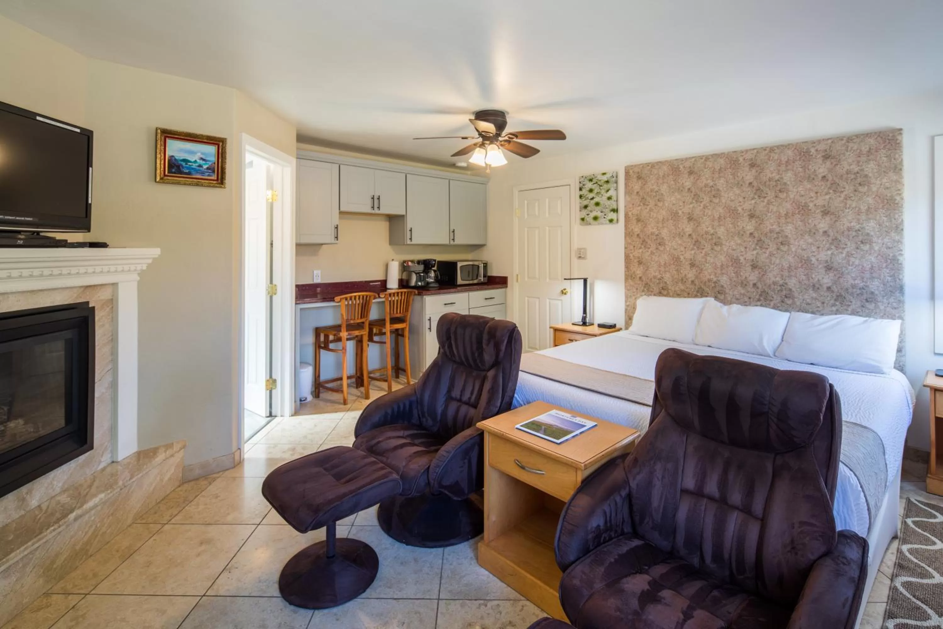  King Bed Unit in Andril Fireplace Cottages