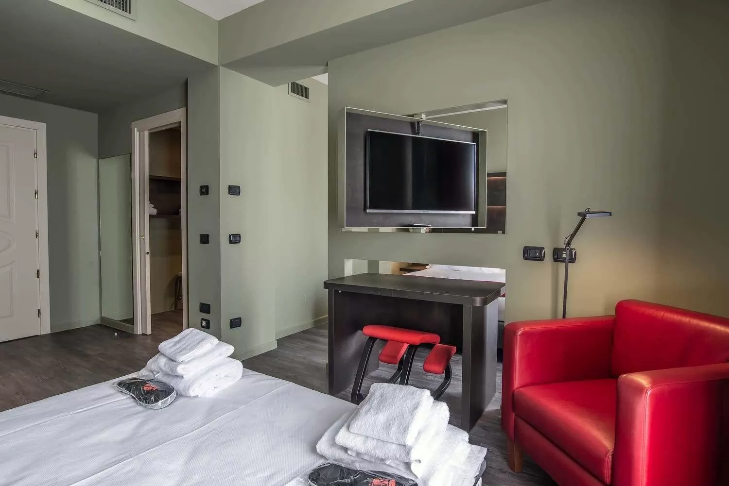 Communal lounge/ TV room, Bed in Maranello Palace