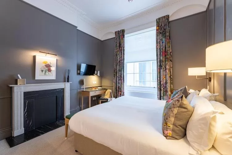 Double or Twin Room with Bathtub in The Goodenough Hotel London