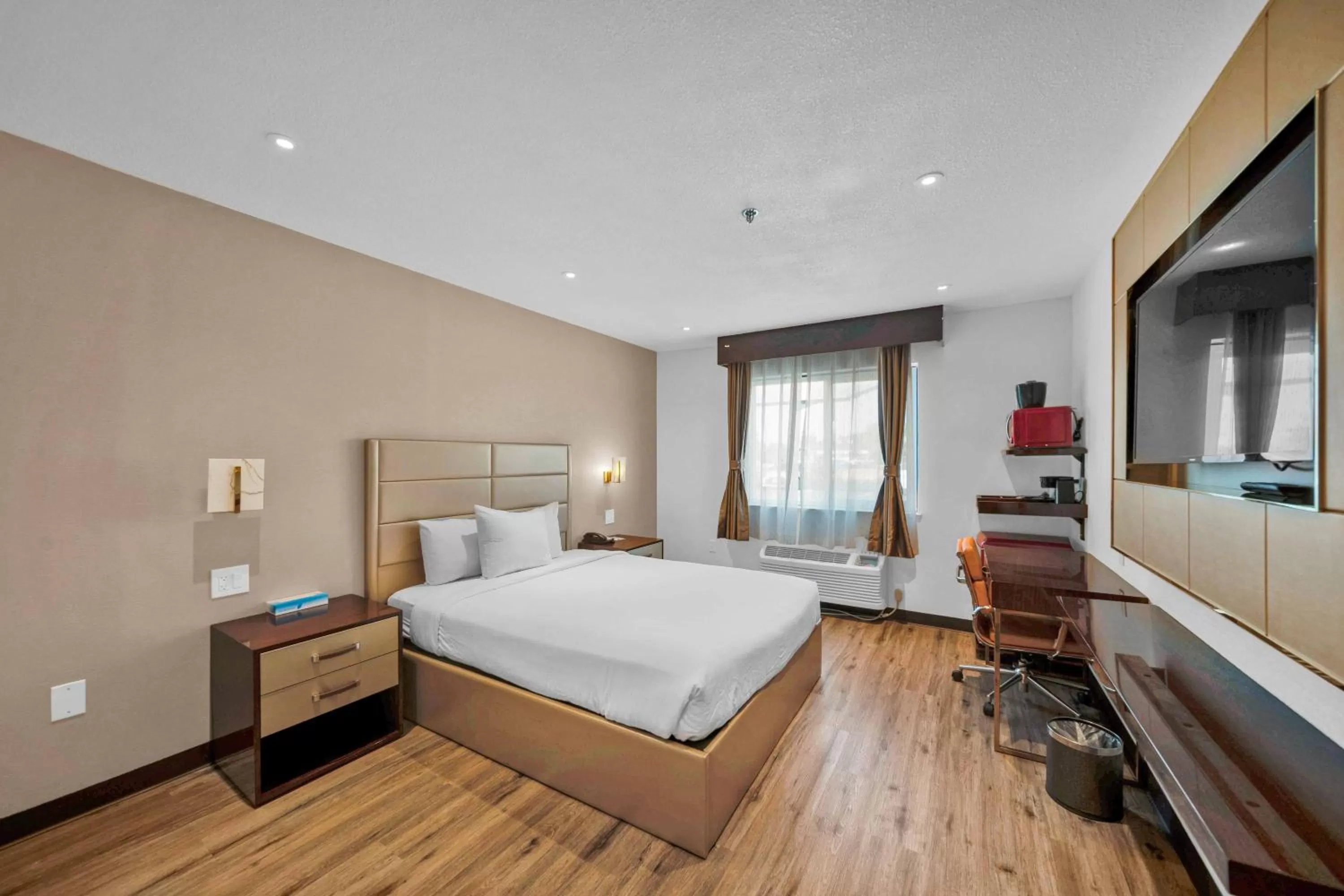 Queen Room with Mobility/Hearing Access - Non-Smoking in Baymont by Wyndham Anderson