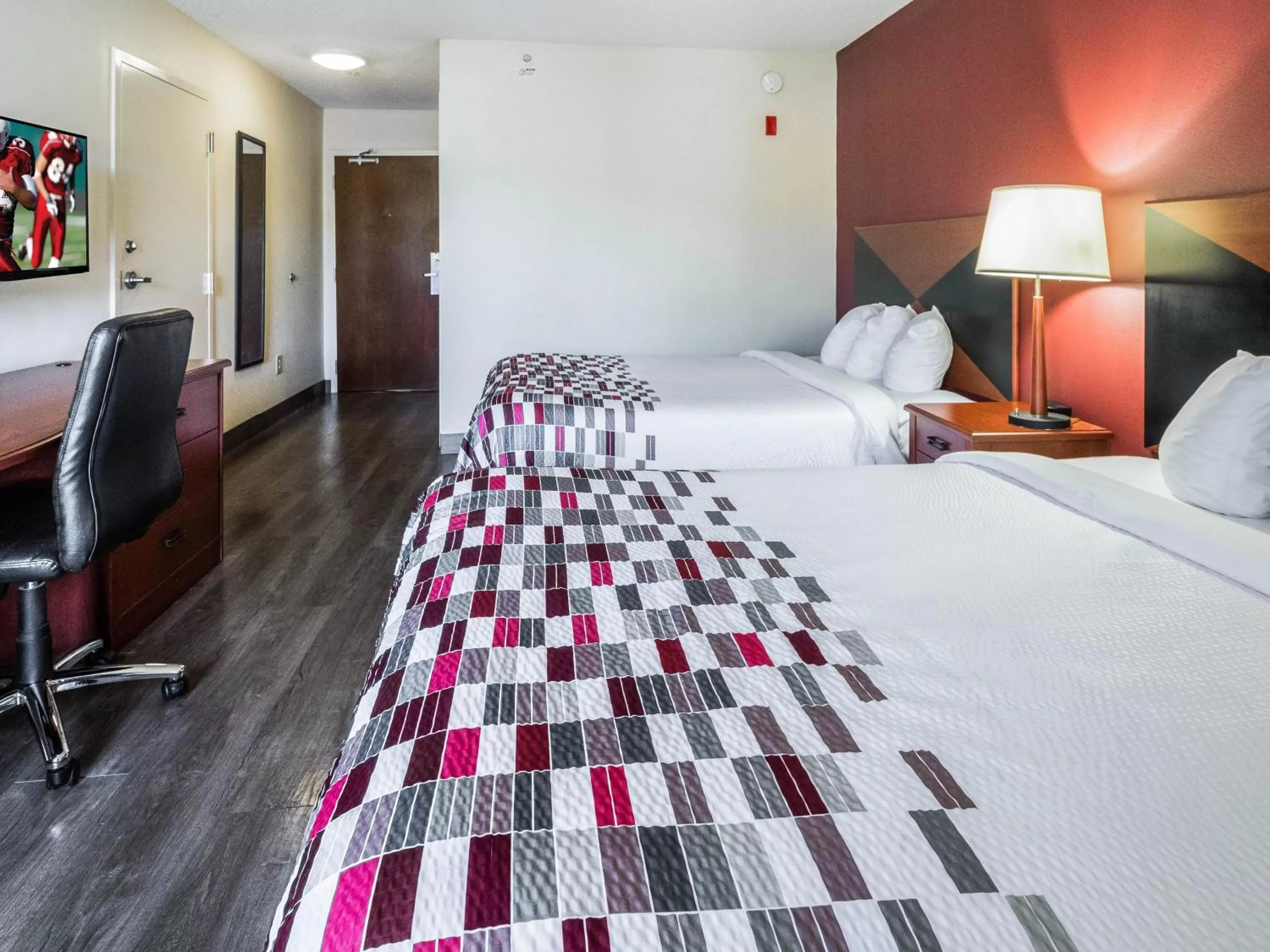 Deluxe One King Bed and One Double Bed Room Non-Smoking in Red Roof Inn Etowah – Athens, TN