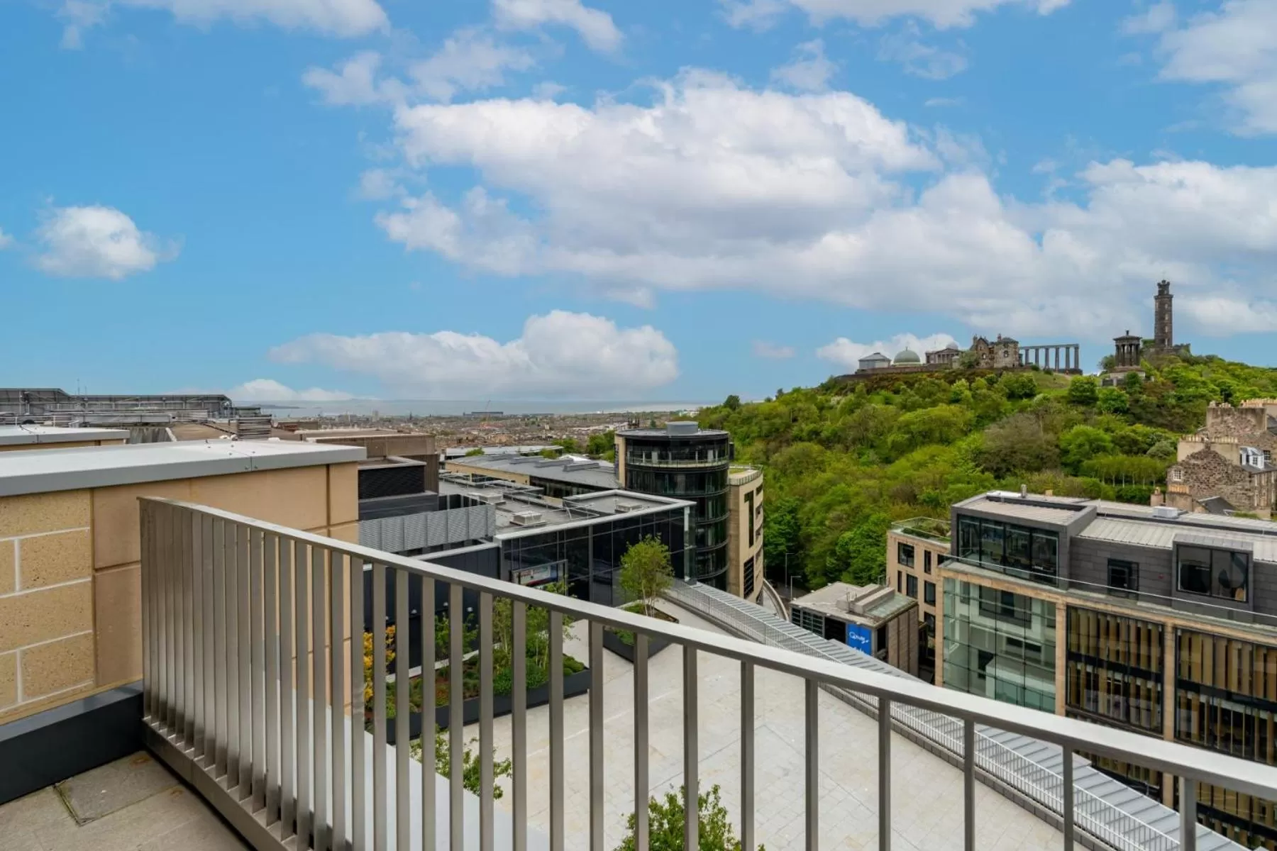 Vantage Balcony Studio in Roomzzz Edinburgh