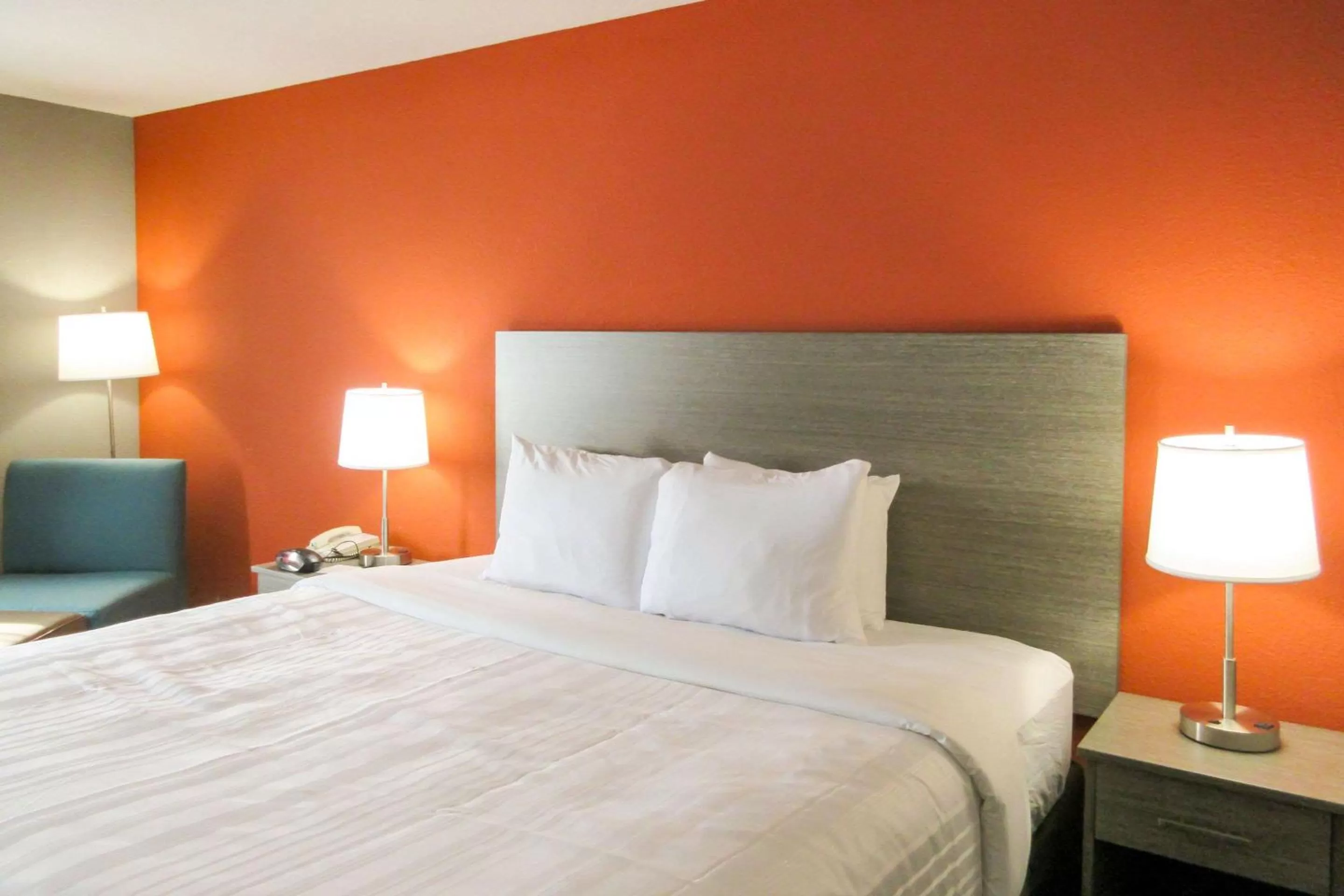 King Room with tub - Accessible/Non-Smoking in Quality Inn & Suites