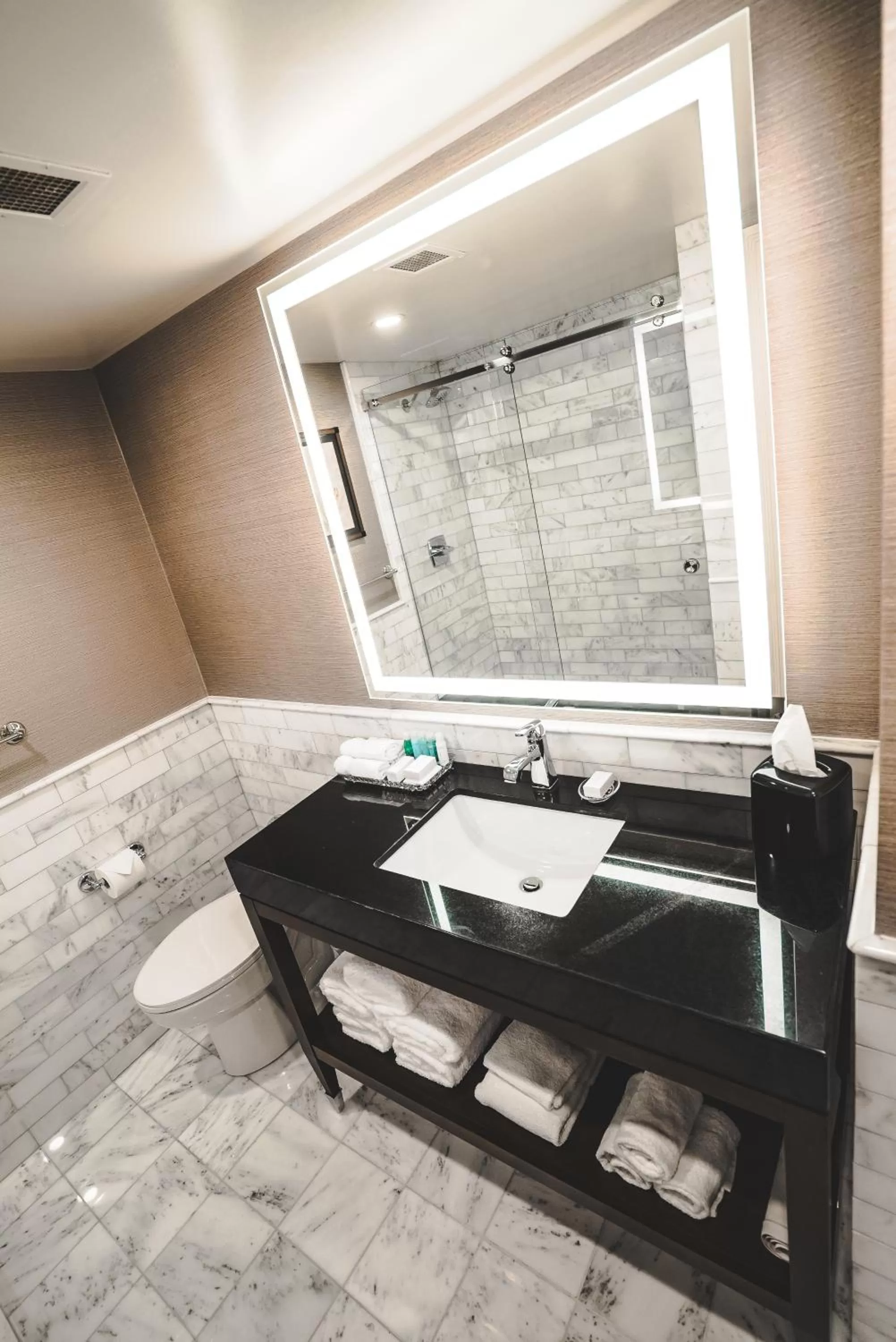 Classic Queen Room in Lord Elgin Hotel