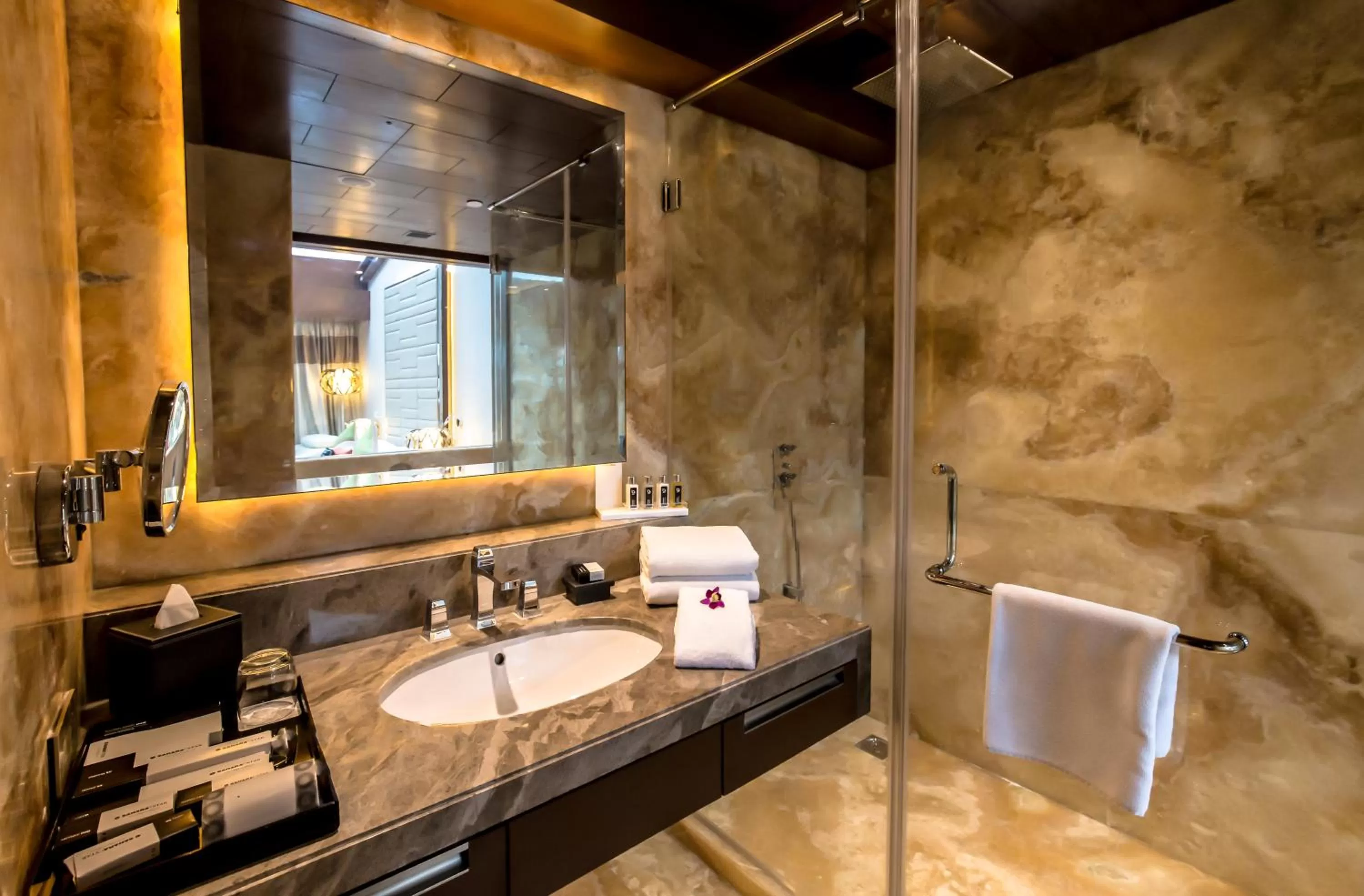 Venus Room with Bath Tub - single occupancy - King Bed (Non-Smoking) in Hotel Sahara Star