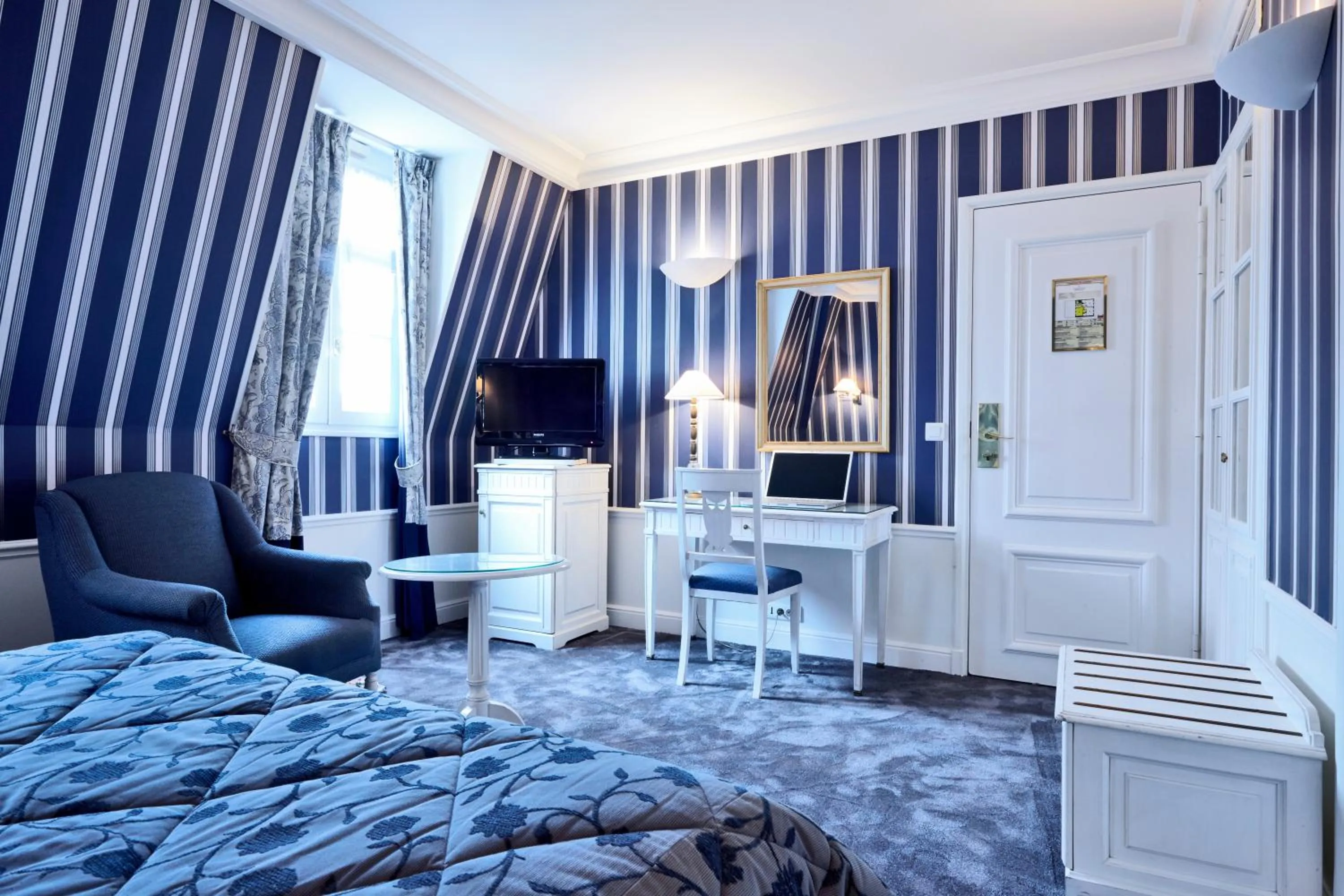 Junior Suite in Golden Tulip Washington Opera