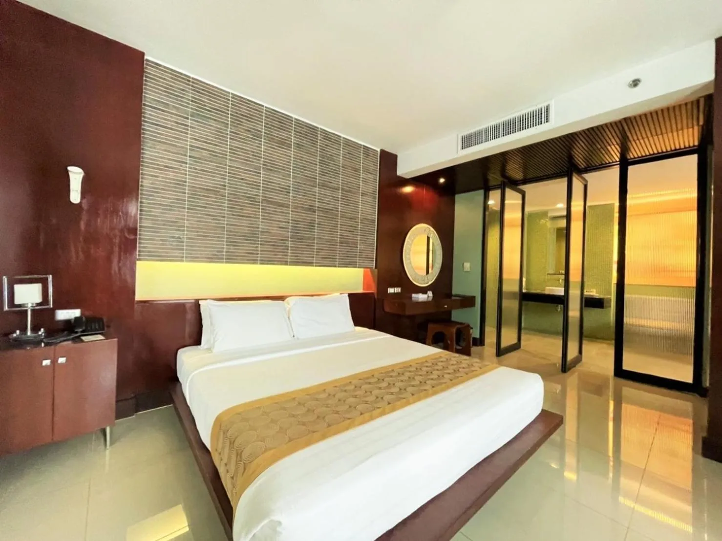 Suite with City View in Long Beach Garden Hotel & Pavilions