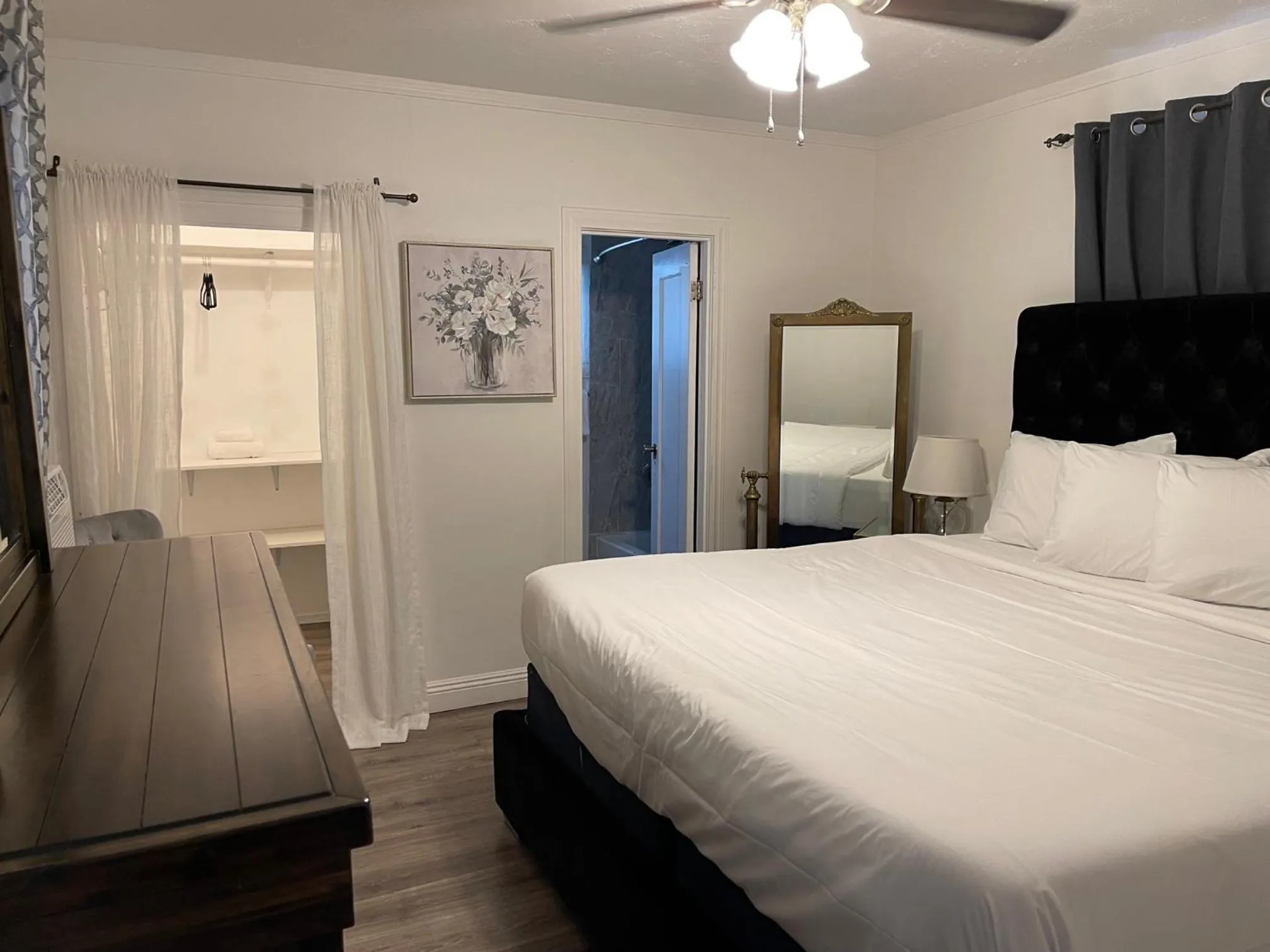 Deluxe Room in Americas Best Value Inn Royal Carriage