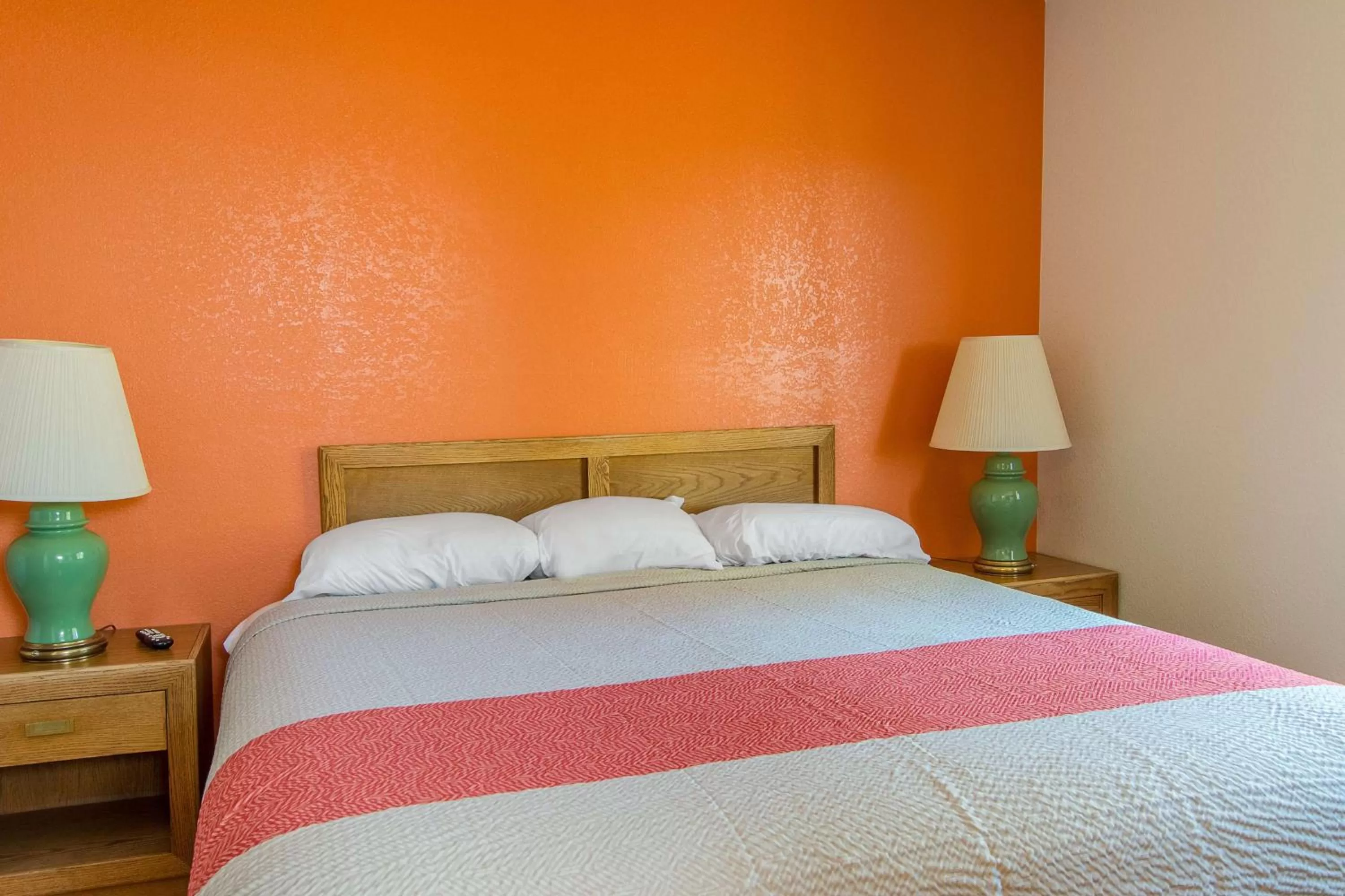 Queen Room with Spa Bath - single occupancy in Motel 6-Madras, OR