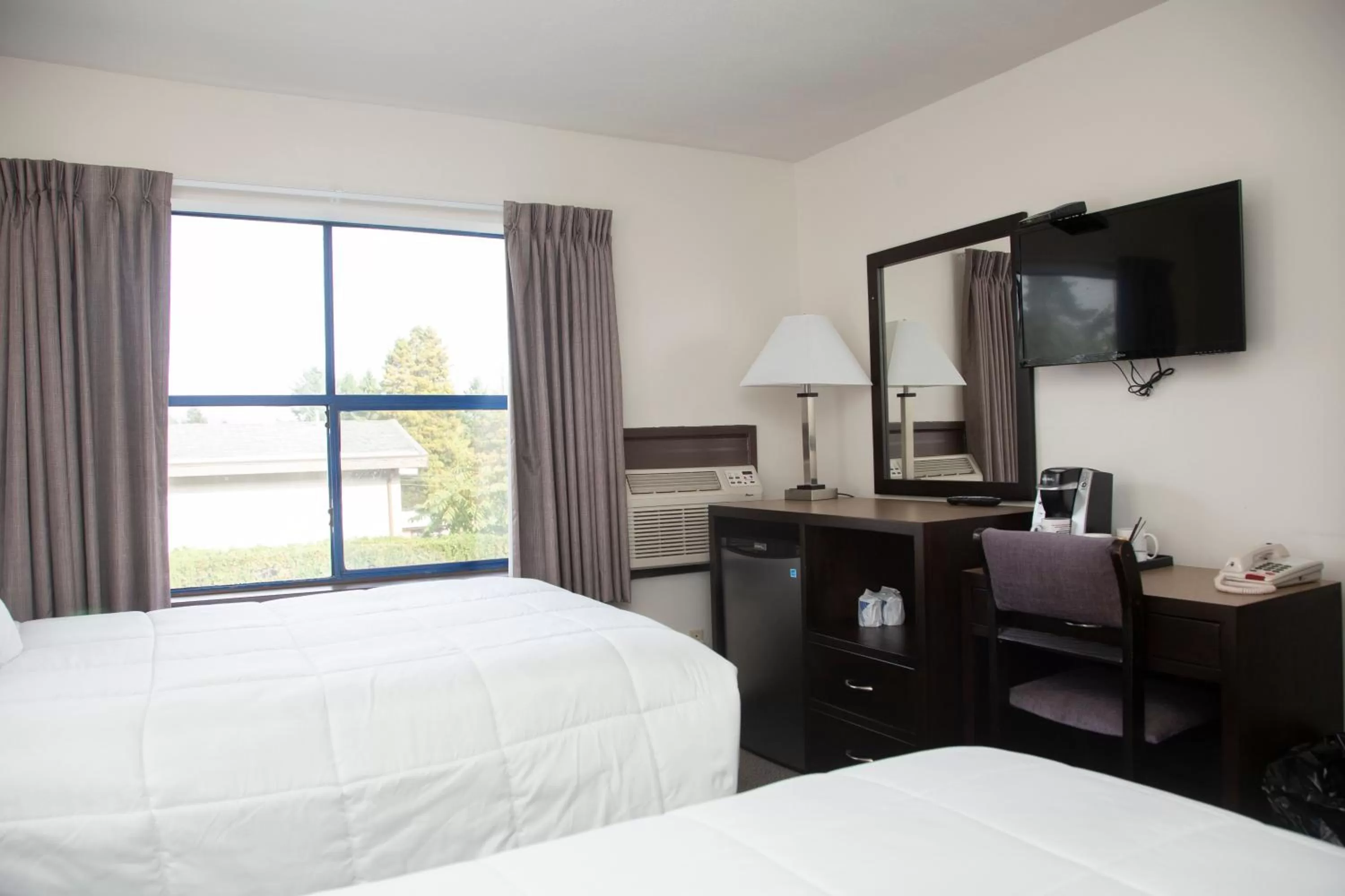 Standard Double Room with Two Double Beds - single occupancy in Happy Day Inn