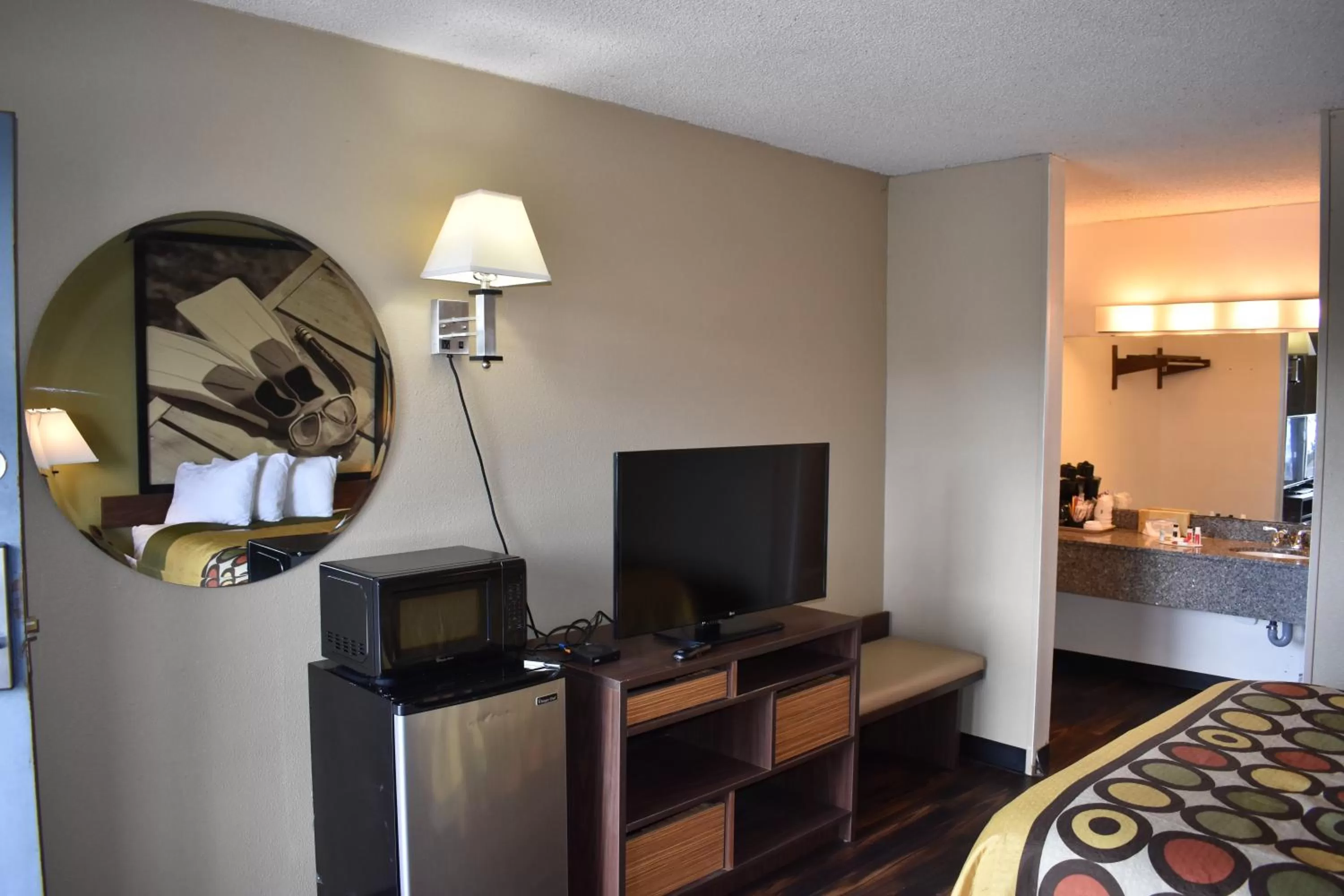 Queen Room - Pet Friendly/Non-Smoking in Super 8 by Wyndham Ocala I-75