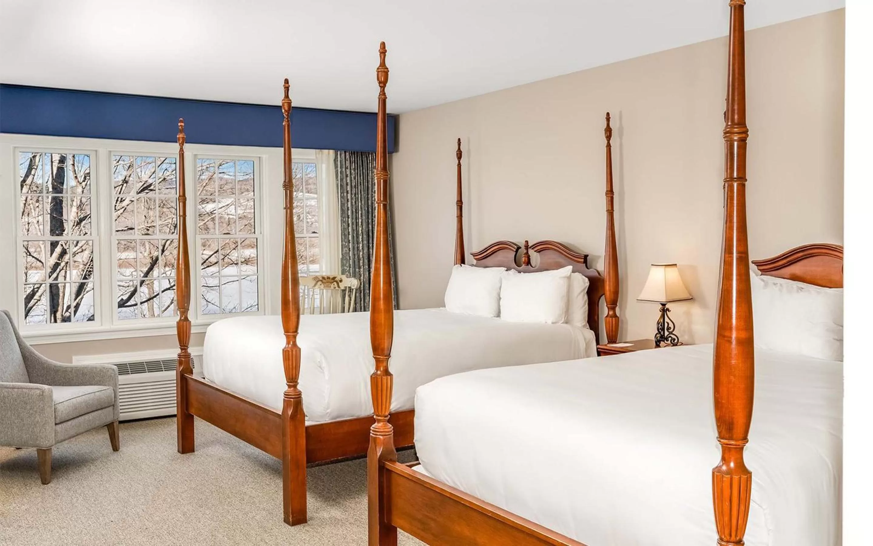 Standard Riverview Two Queens in The Shire Woodstock