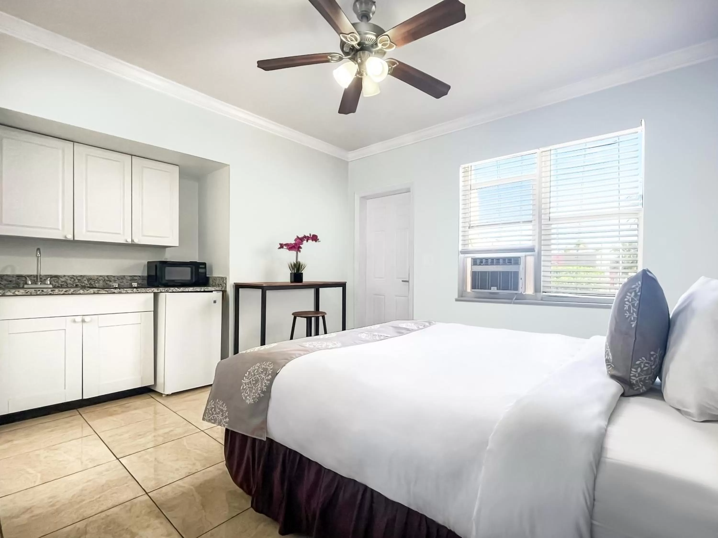 Studio Poolside in Hollywood Beach Hotels