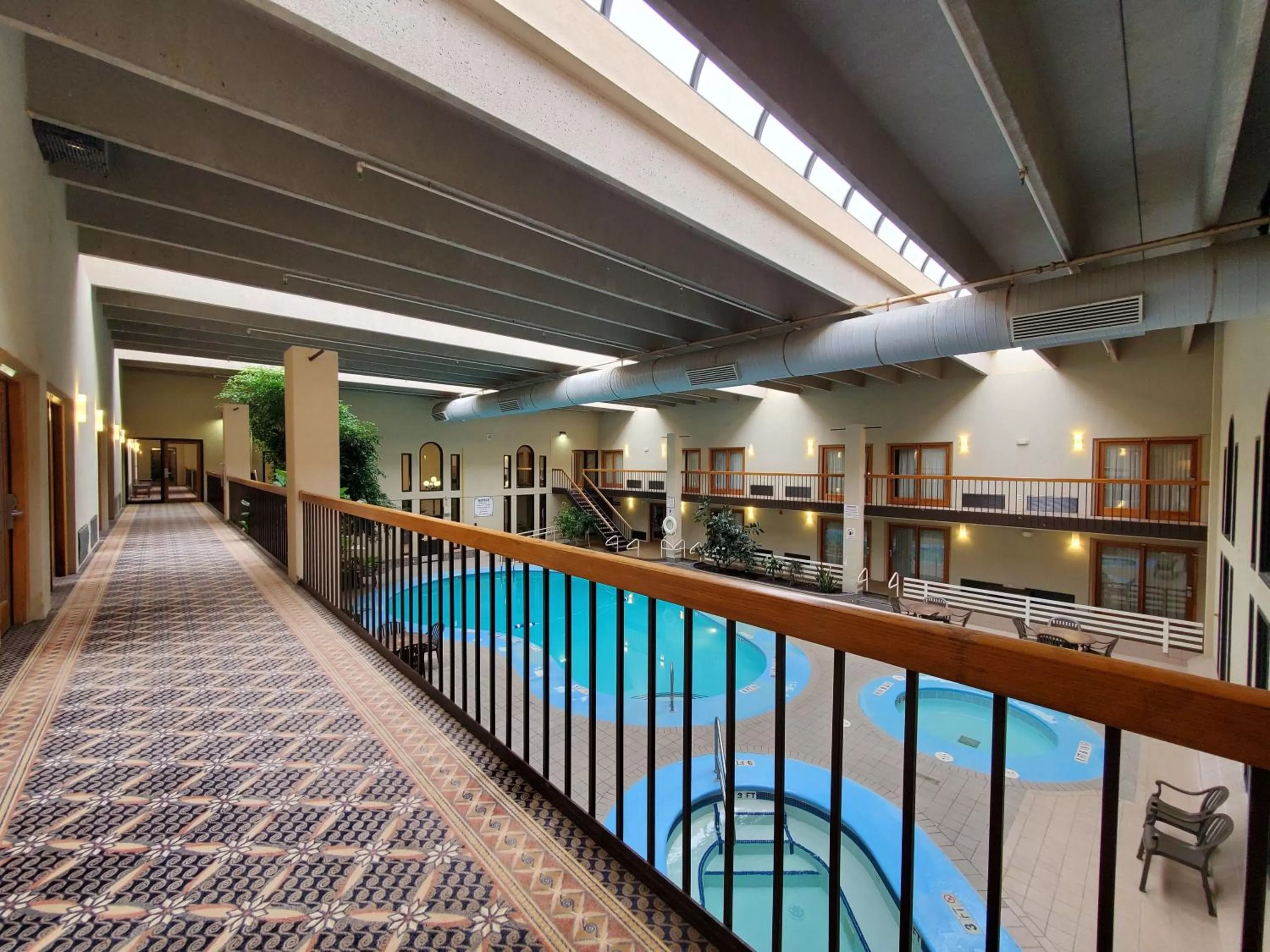 Upper Floor Queen Room - Pool Side in Ramkota Hotel - Pierre
