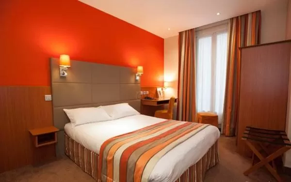 Bed in Terminus Orléans Paris