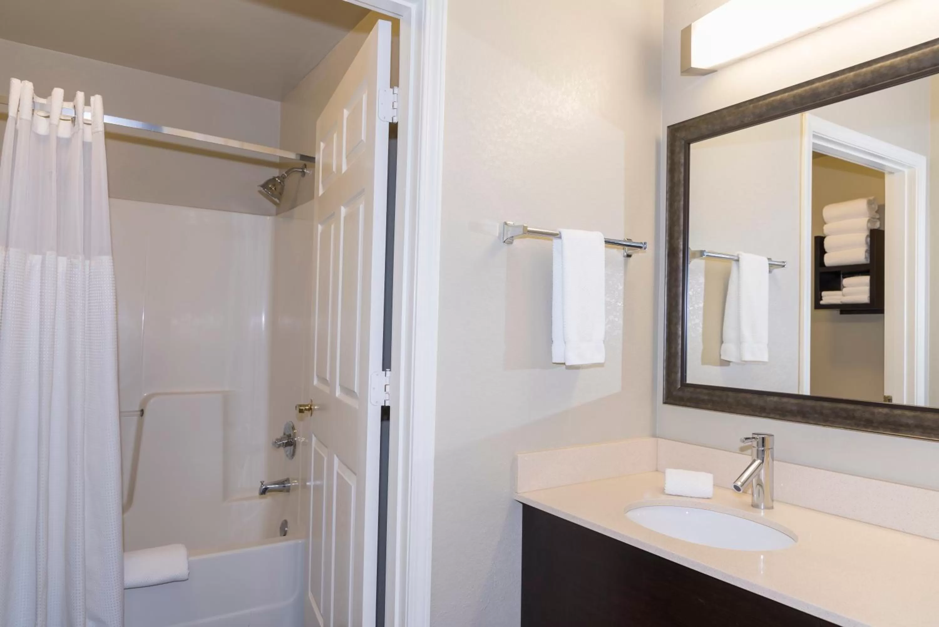 Queen Studio Suite - Hearing Accessible/ Non-Smoking in Staybridge Suites Chicago-Oakbrook Terrace by IHG