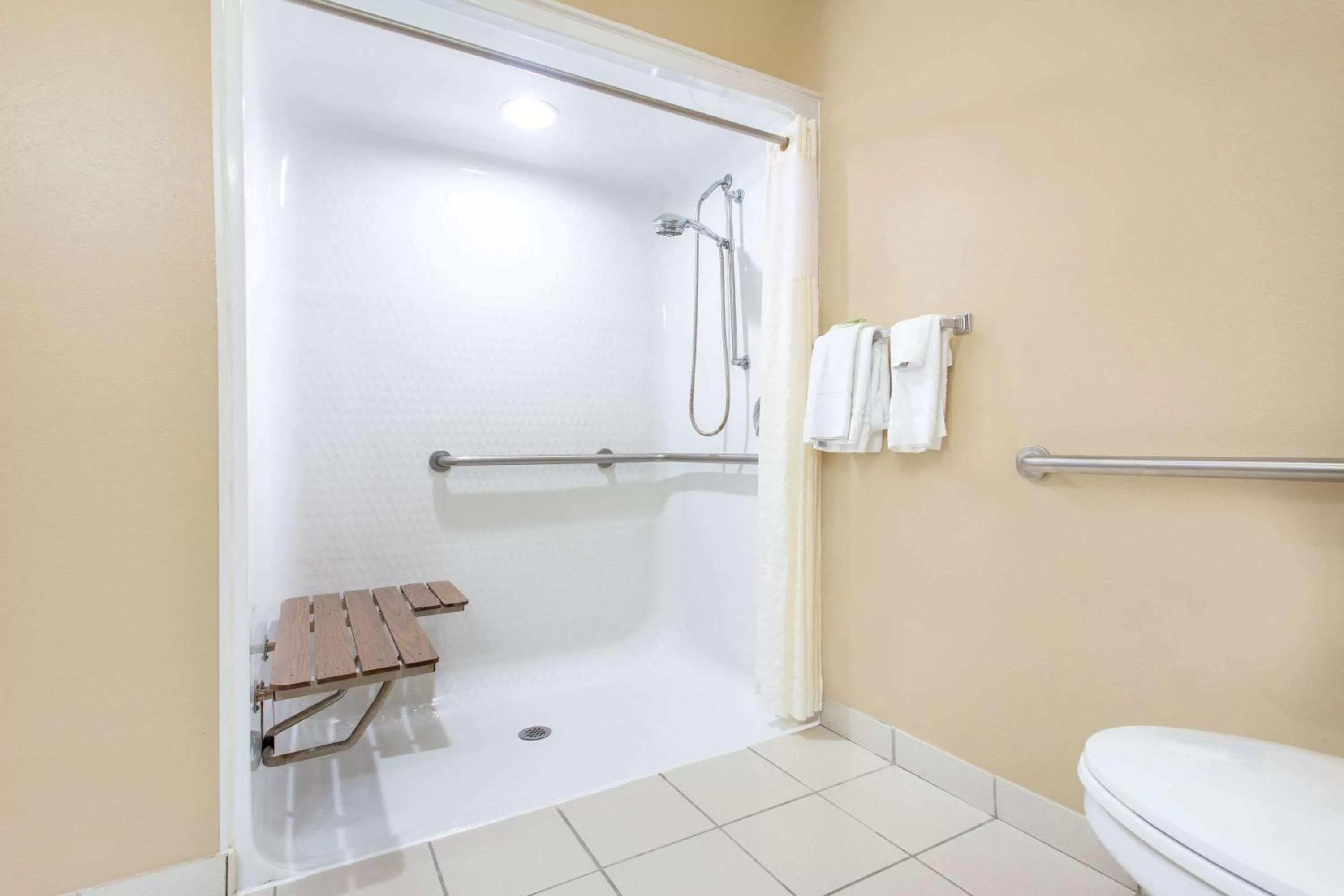 Deluxe Queen Room - Mobility Access/Non-Smoking in AmericInn by Wyndham Boscobel