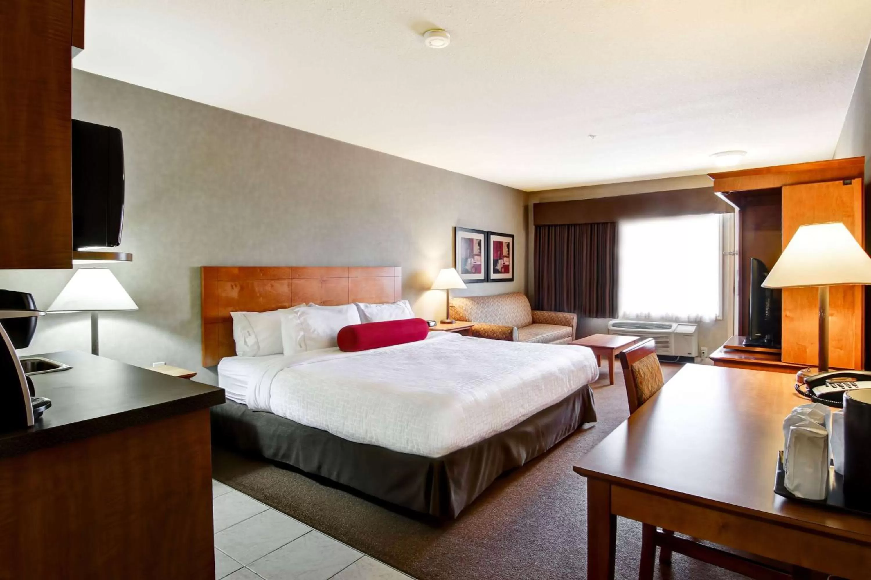 King Room with Roll-in Shower - Mobility Access/Non-Smoking in Ramada by Wyndham Ponoka