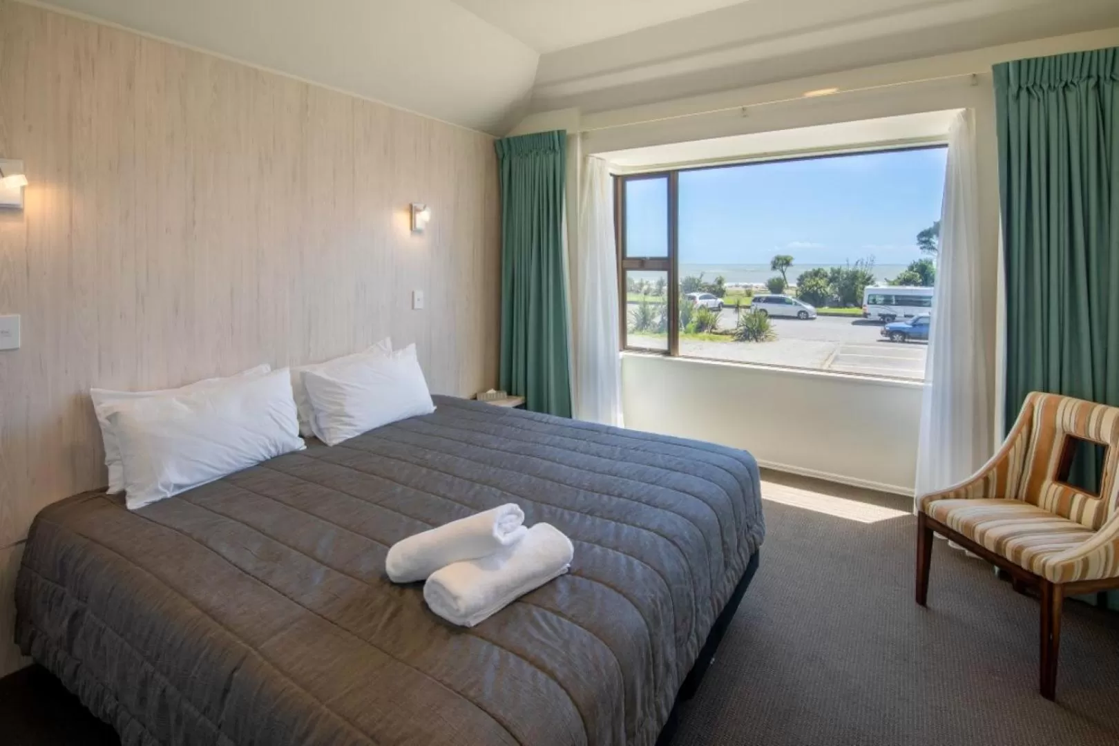 Driftwood Standard King Room in Beachfront Hotel Hokitika