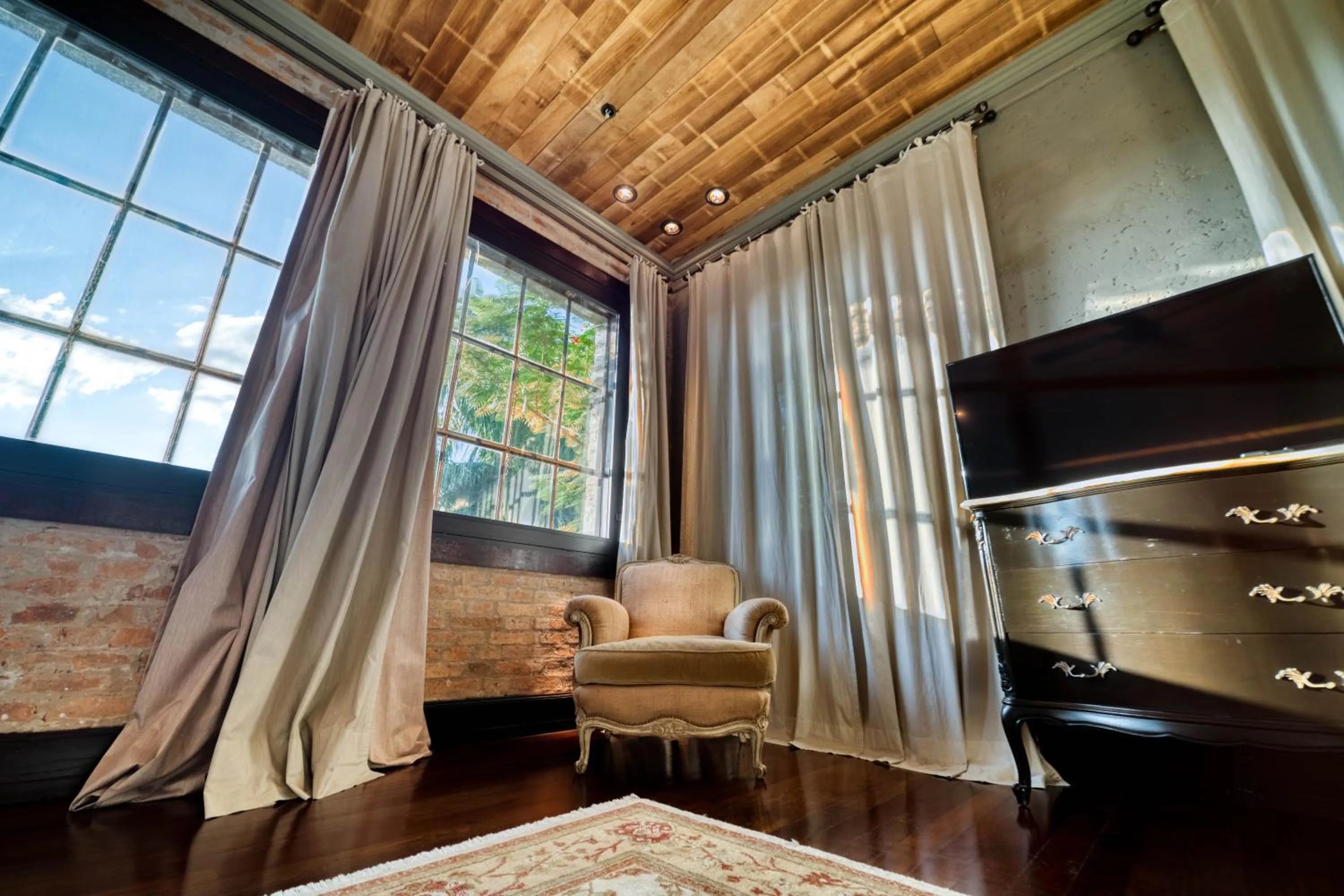 Triple Suite in Factoria Hotel