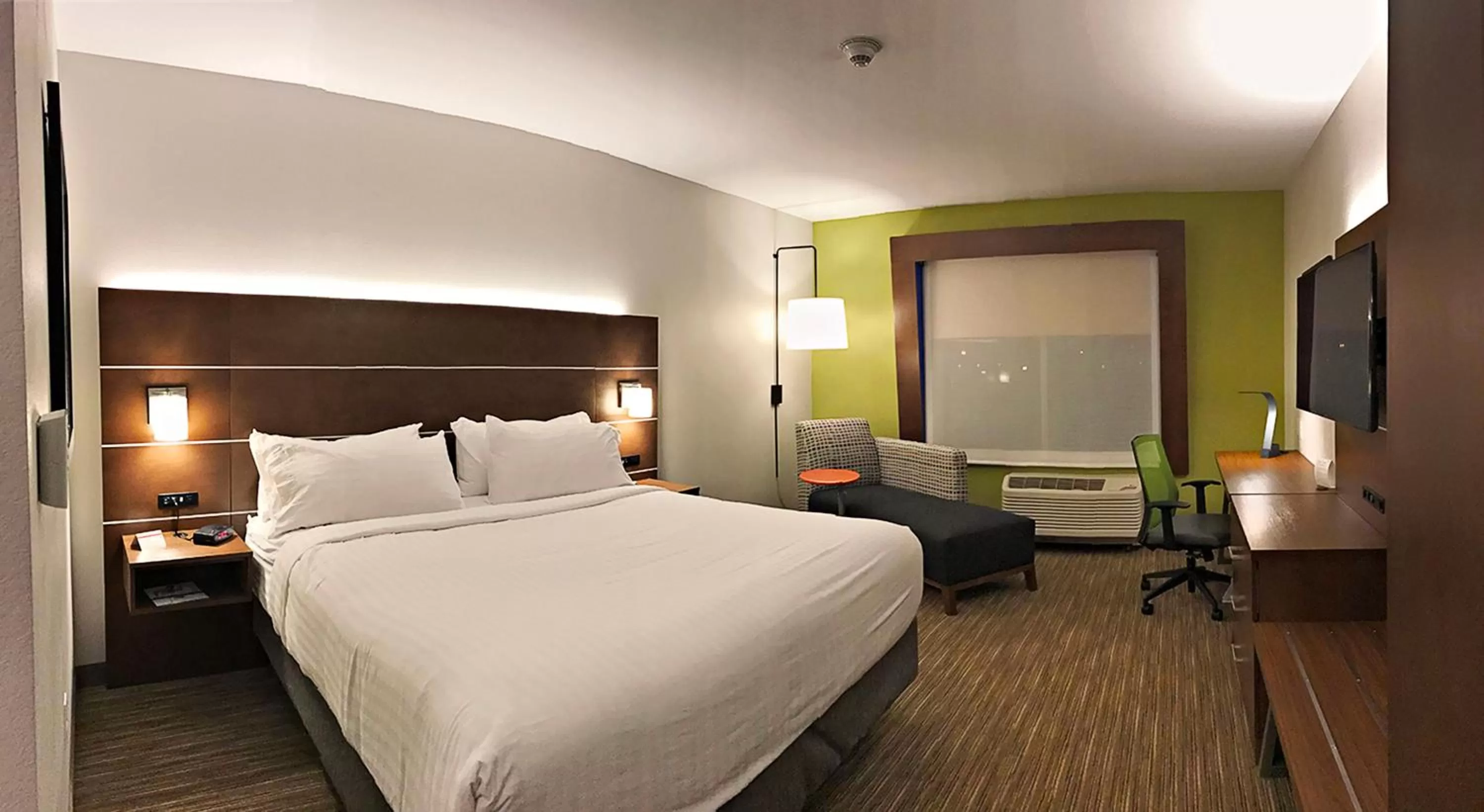 Standard King Room in Holiday Inn Express & Suites - Sterling by IHG