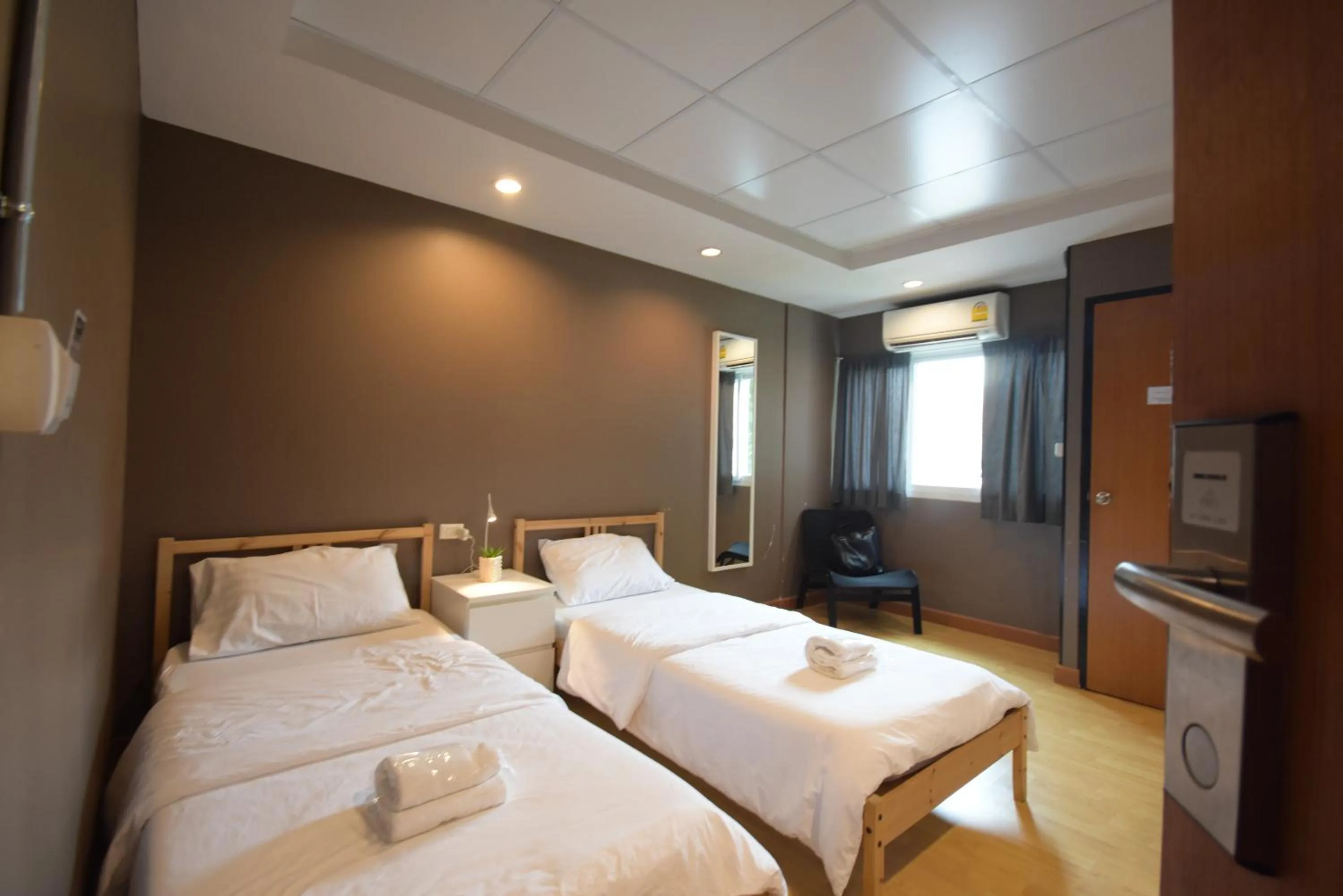 Large Double or Twin Room in Room@Doze