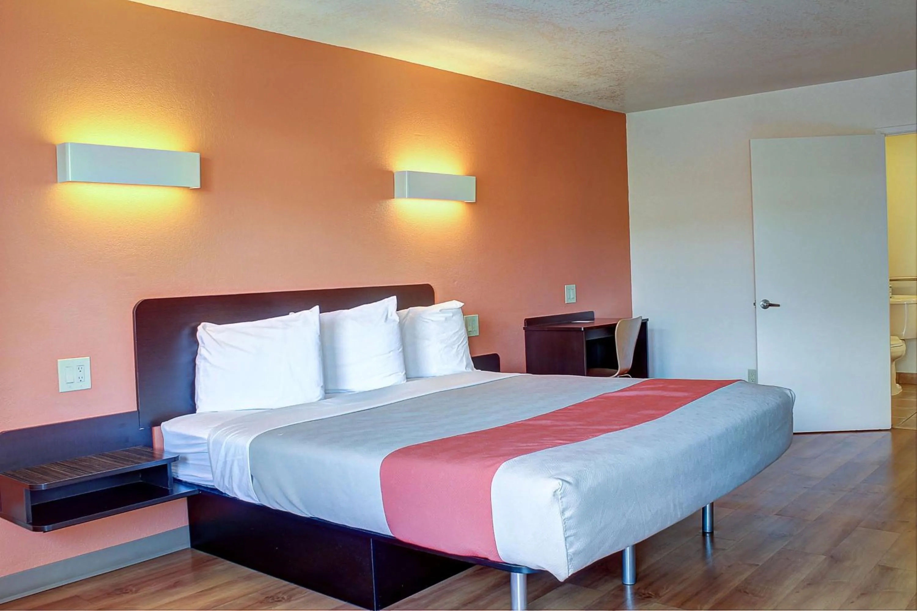 King Room - single occupancy - Non-Smoking in Motel 6-Bishop, CA