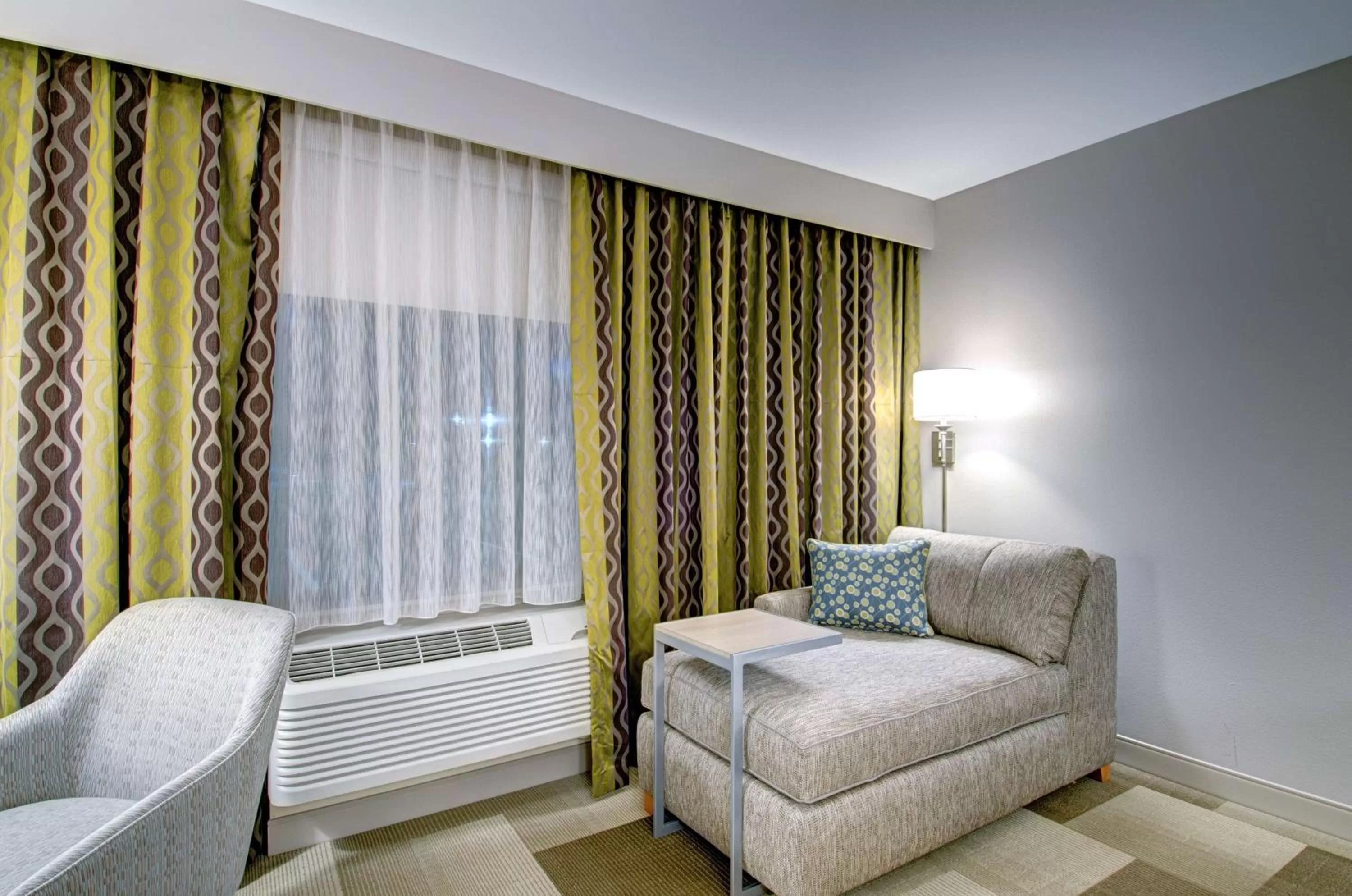 King Room with Roll-In Shower - Mobility Access/Non-Smoking in Hampton Inn Boston - Westborough