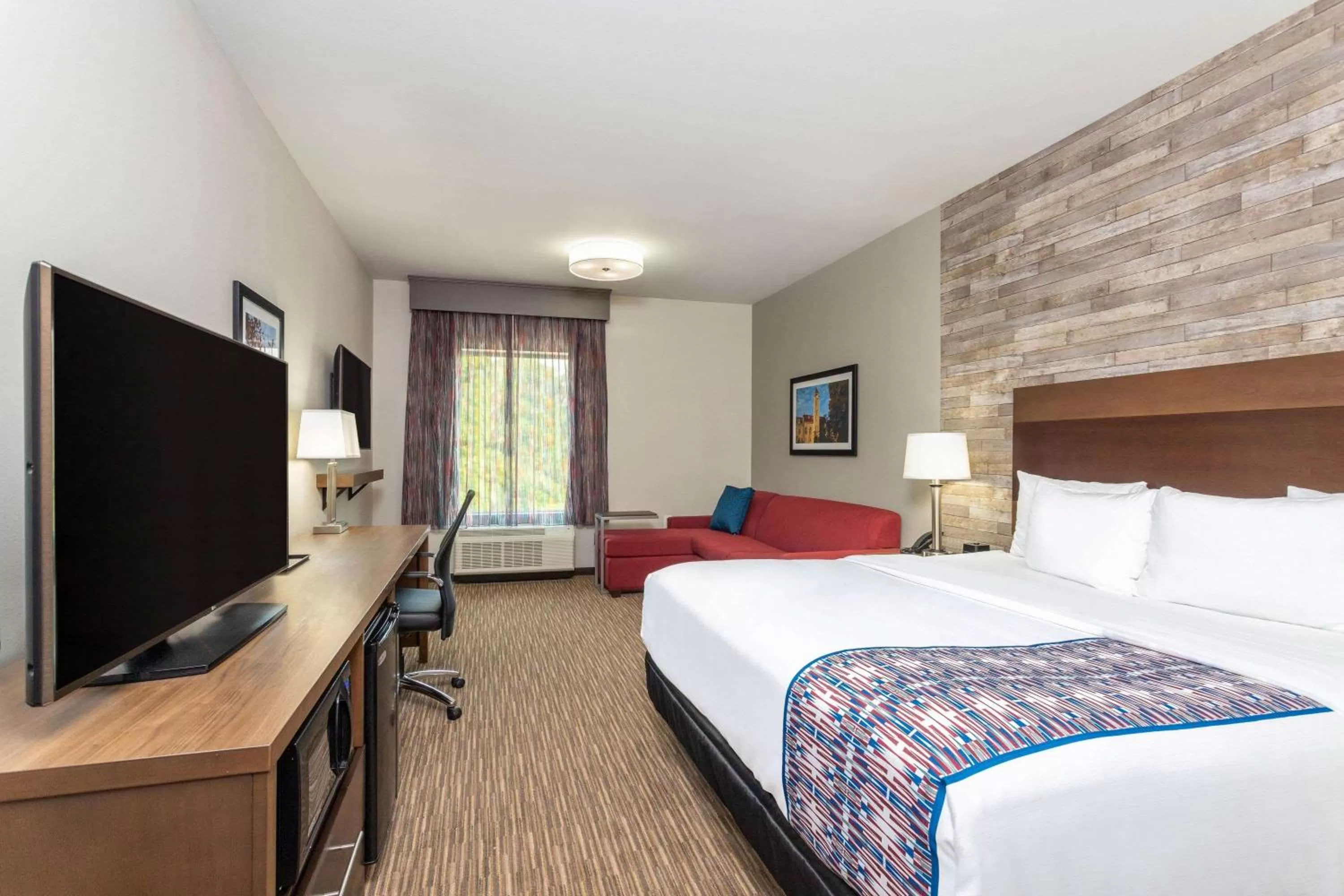 King Room - Non-Smoking in La Quinta Inn and Suites by Wyndham Bloomington