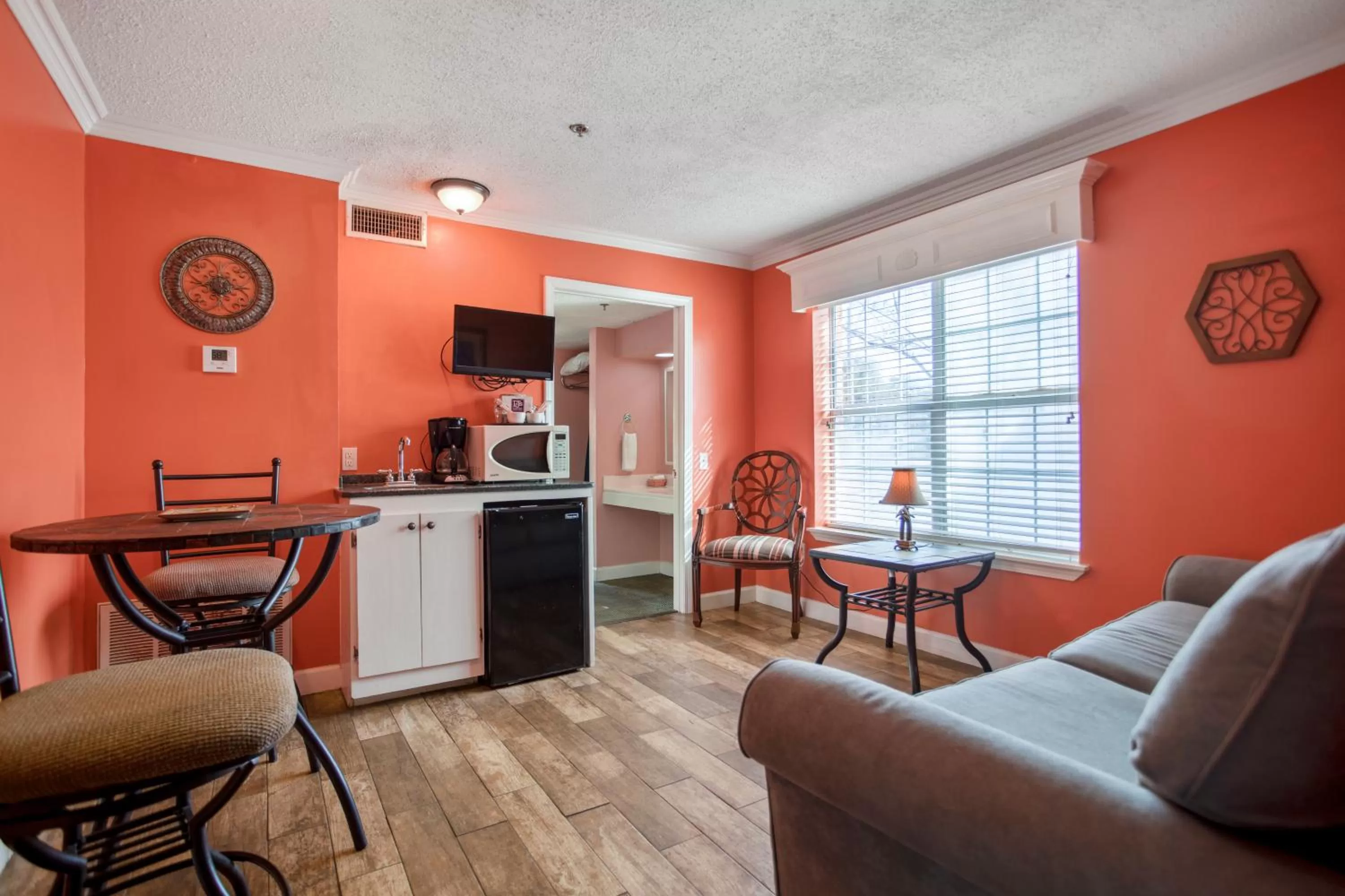 King Suite with Pool View- Non Smoking in Edgewater Inn - Biloxi Beach