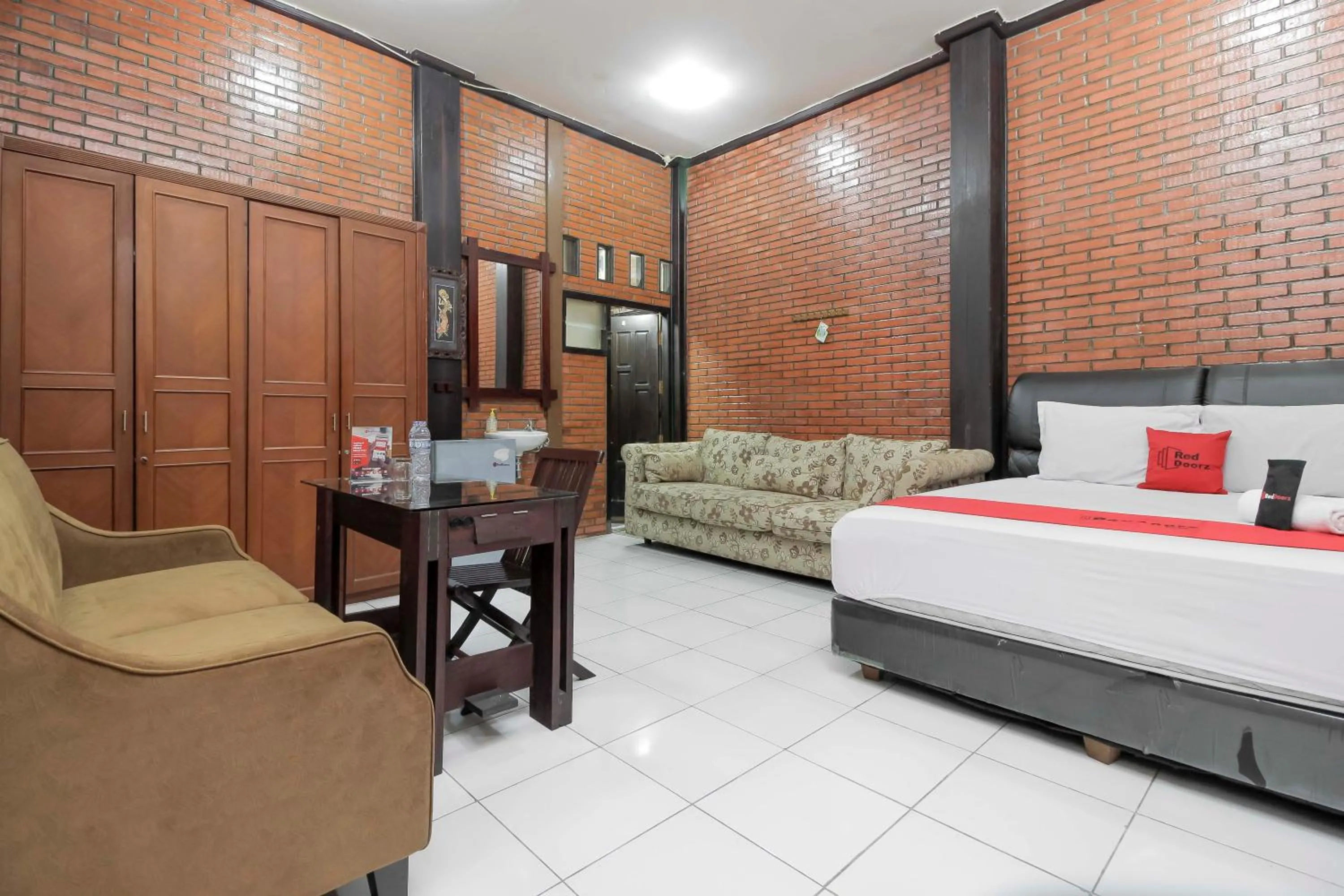 Deluxe Room in RedDoorz @ Cilandak Timur