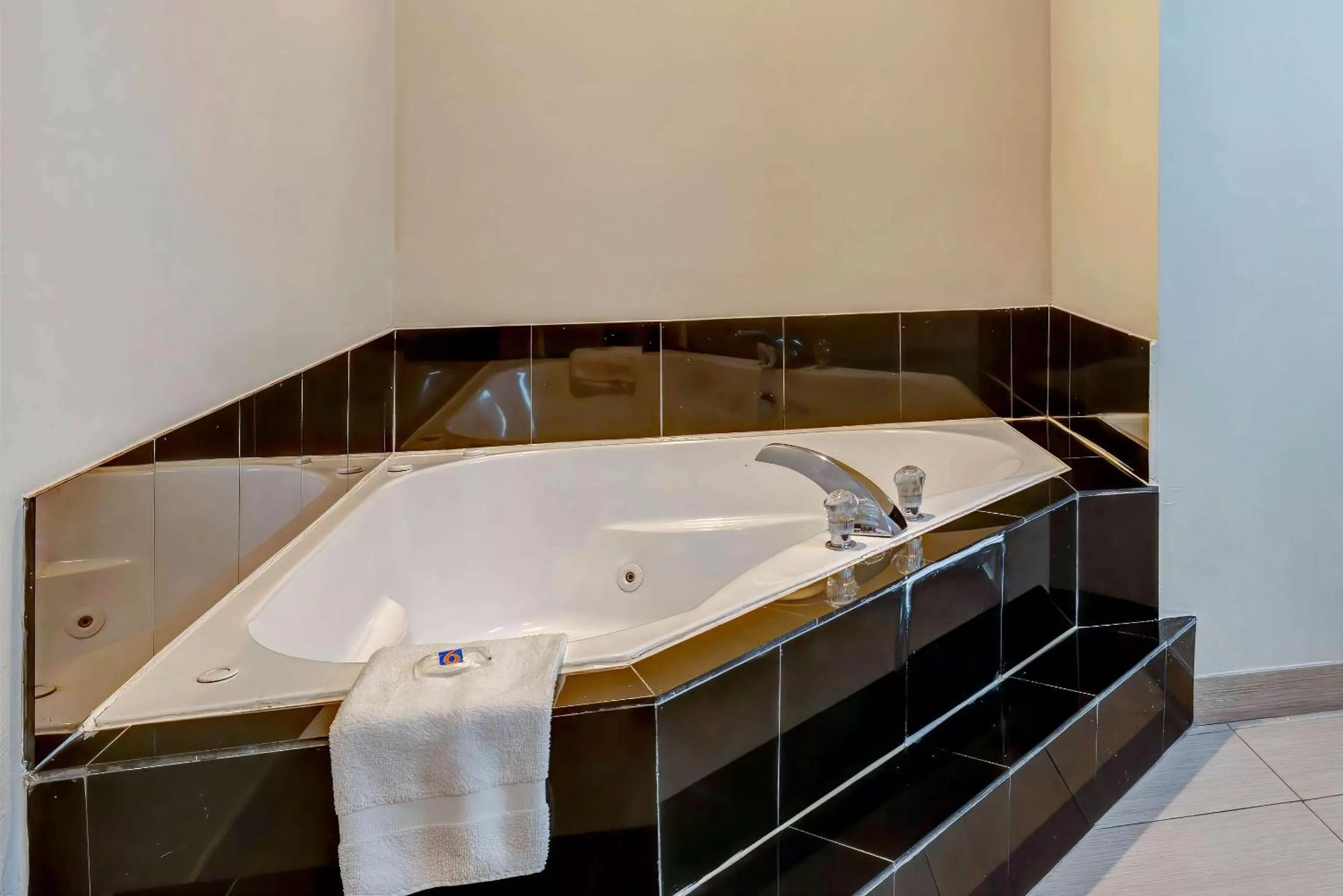 King Room - single occupancy - Non-Smoking in Motel 6-Mesquite, TX - Balch Springs