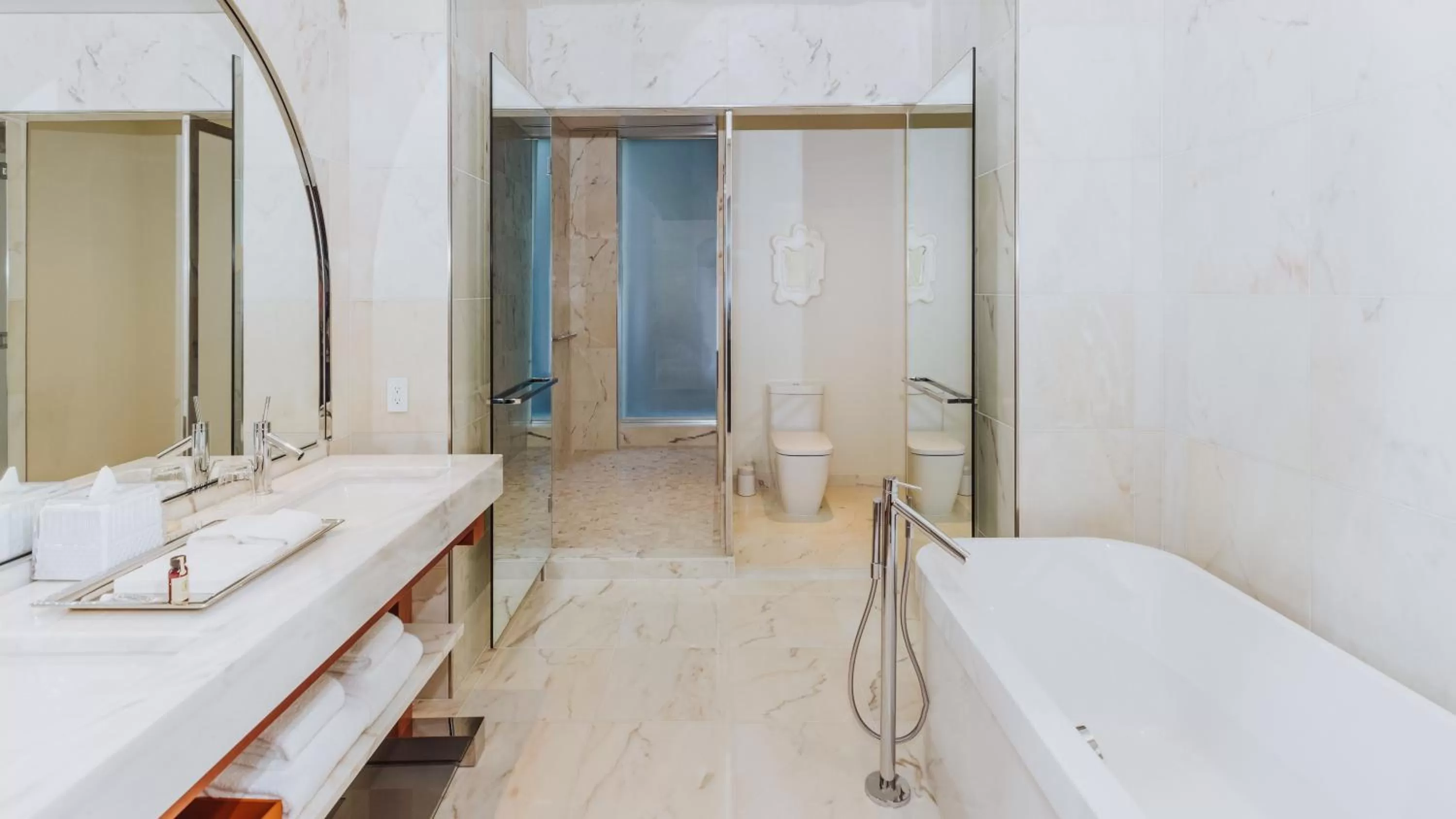 Deluxe King Suite in Lotte Hotel Seattle