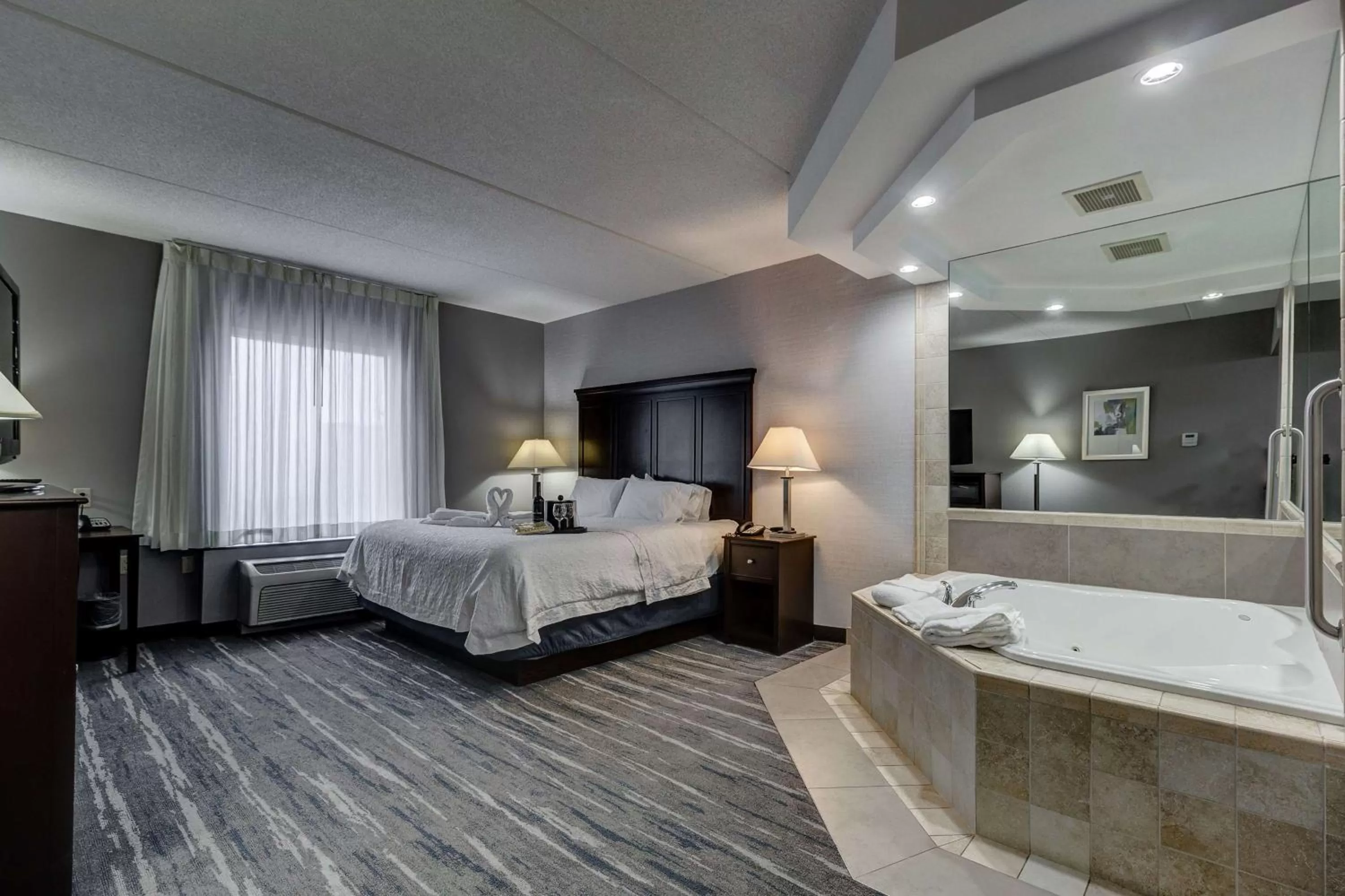 King Room with Hot Tub - Non-Smoking in Hampton Inn & Suites by Hilton Brantford