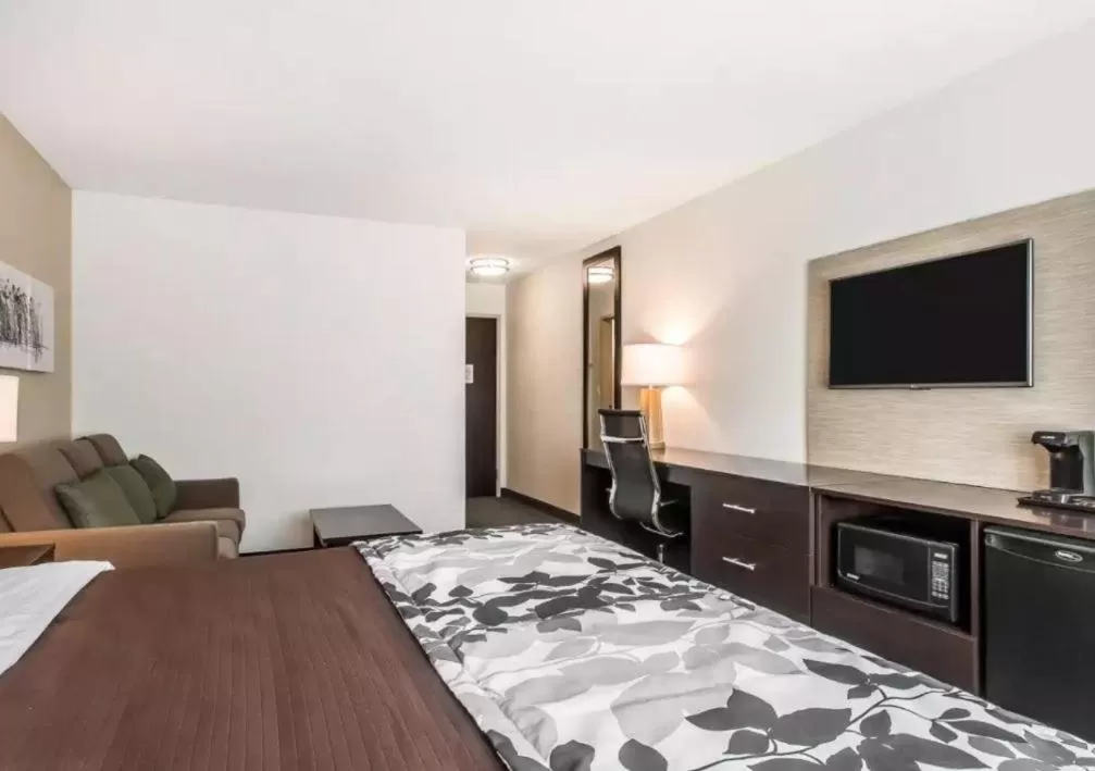 King Suite with Sofa Bed in Sleep Inn & Suites Hannibal